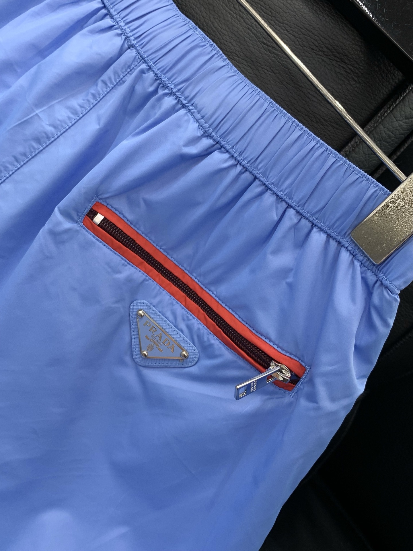 ，PRADA 普拉达，2026夏季最新品，专柜同步有售，时尚休闲短裤，进口原版面料，做工极为复杂，唯一可