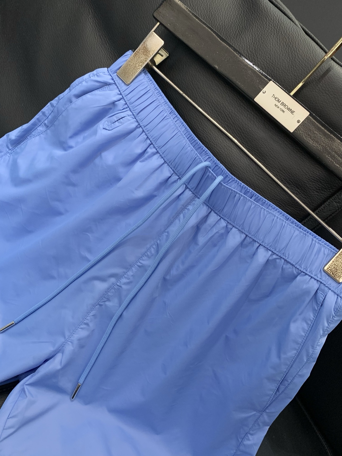 ，PRADA 普拉达，2026夏季最新品，专柜同步有售，时尚休闲短裤，进口原版面料，做工极为复杂，唯一可