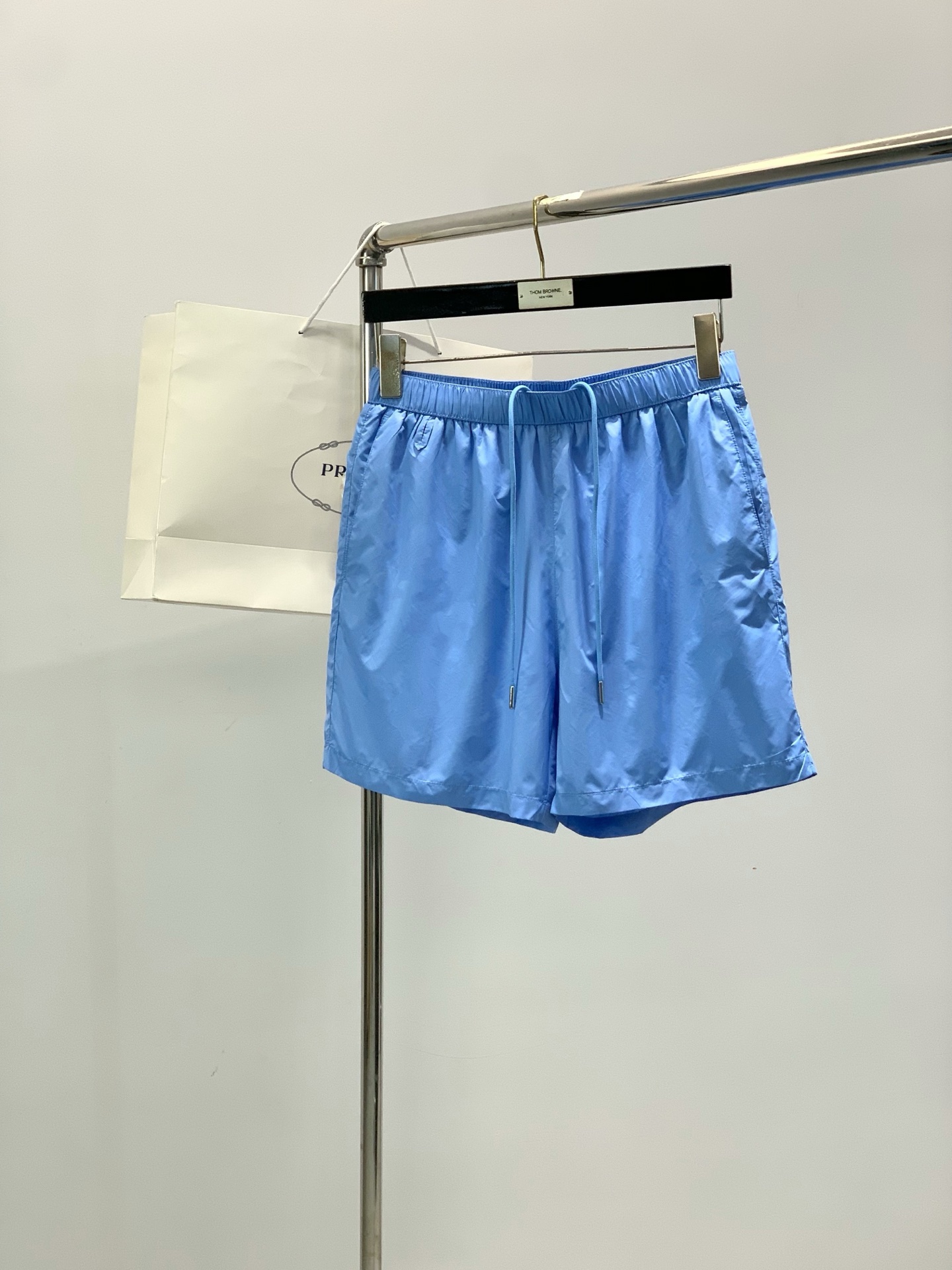 ，PRADA 普拉达，2026夏季最新品，专柜同步有售，时尚休闲短裤，进口原版面料，做工极为复杂，唯一可