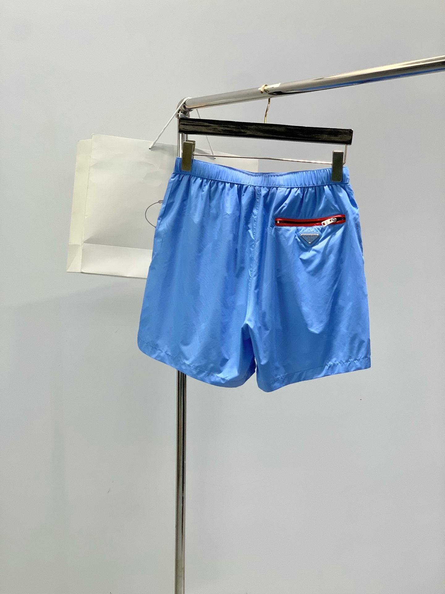 ，PRADA 普拉达，2026夏季最新品，专柜同步有售，时尚休闲短裤，进口原版面料，做工极为复杂，唯一可