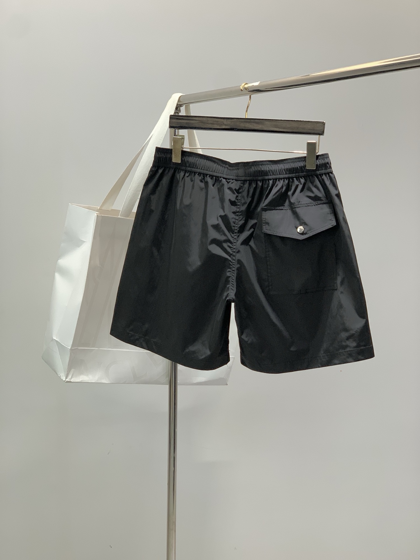 ，Moncler 蒙口，2026夏季最新品，专柜同步有售，原单狠货，时尚休闲短裤，采用进口原版面料，顶级