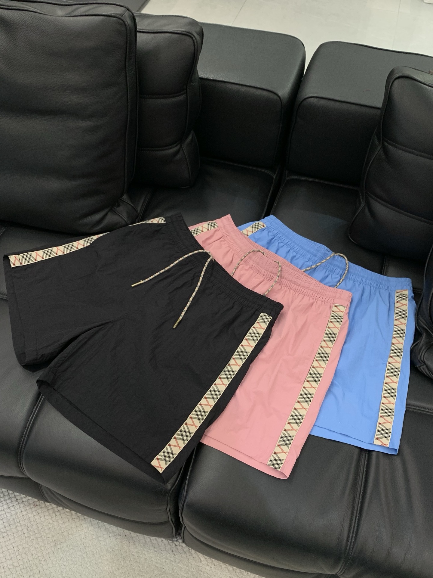 ，Burberry 巴宝莉，2026夏季最新品，专柜同步有售，原单狠货，时尚休闲短裤，进口原版面料，上身