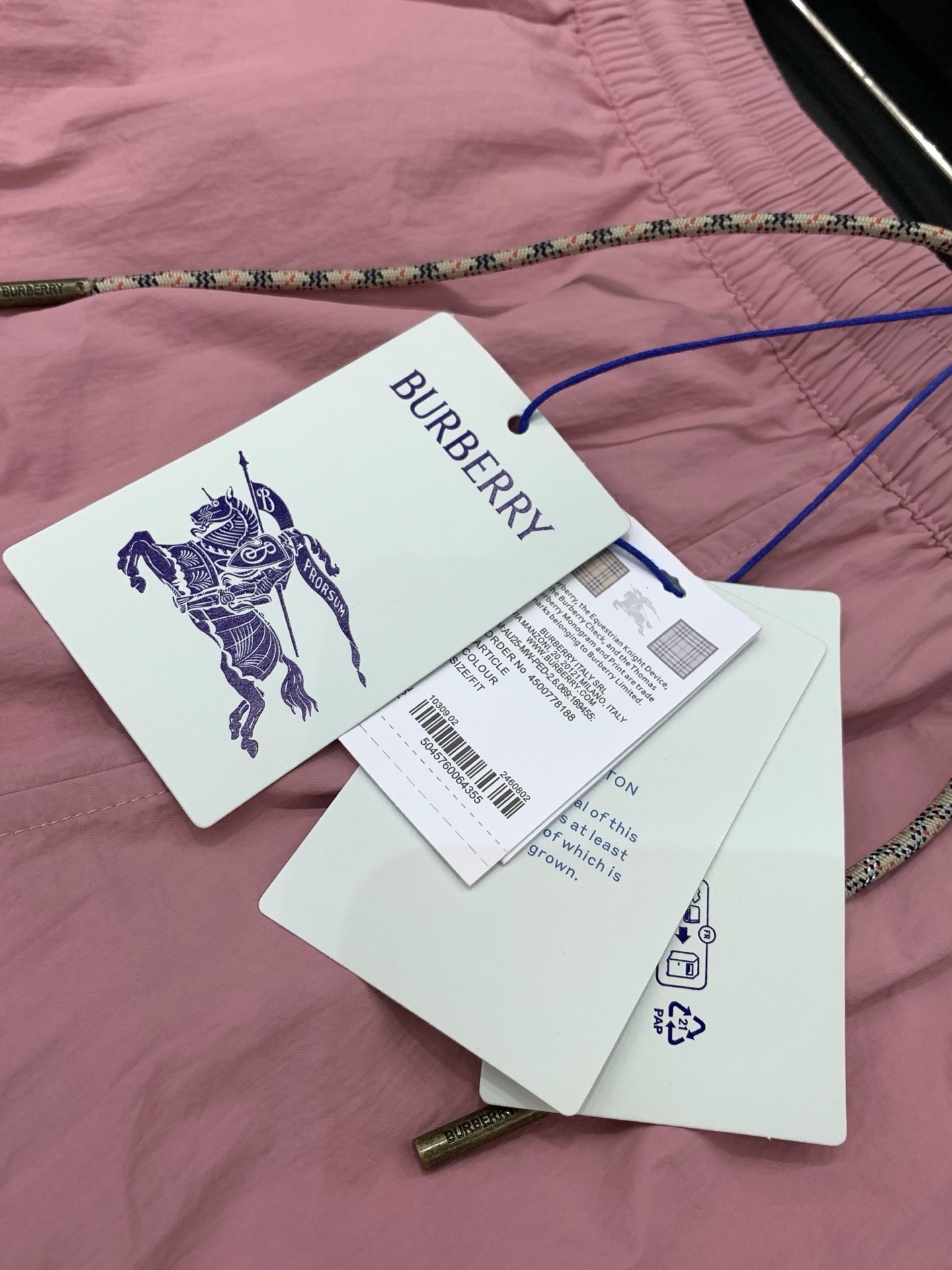 ，Burberry 巴宝莉，2026夏季最新品，专柜同步有售，原单狠货，时尚休闲短裤，进口原版面料，上身