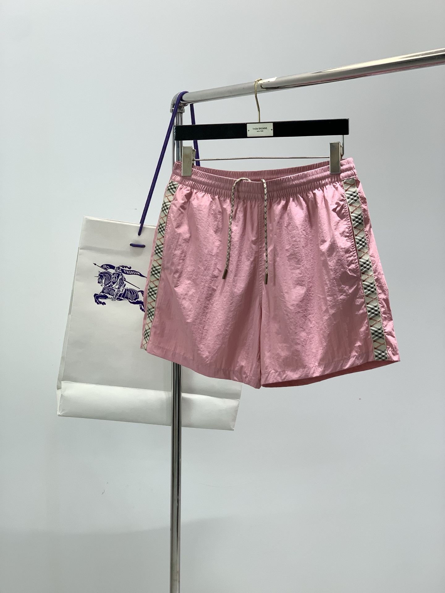 ，Burberry 巴宝莉，2026夏季最新品，专柜同步有售，原单狠货，时尚休闲短裤，进口原版面料，上身
