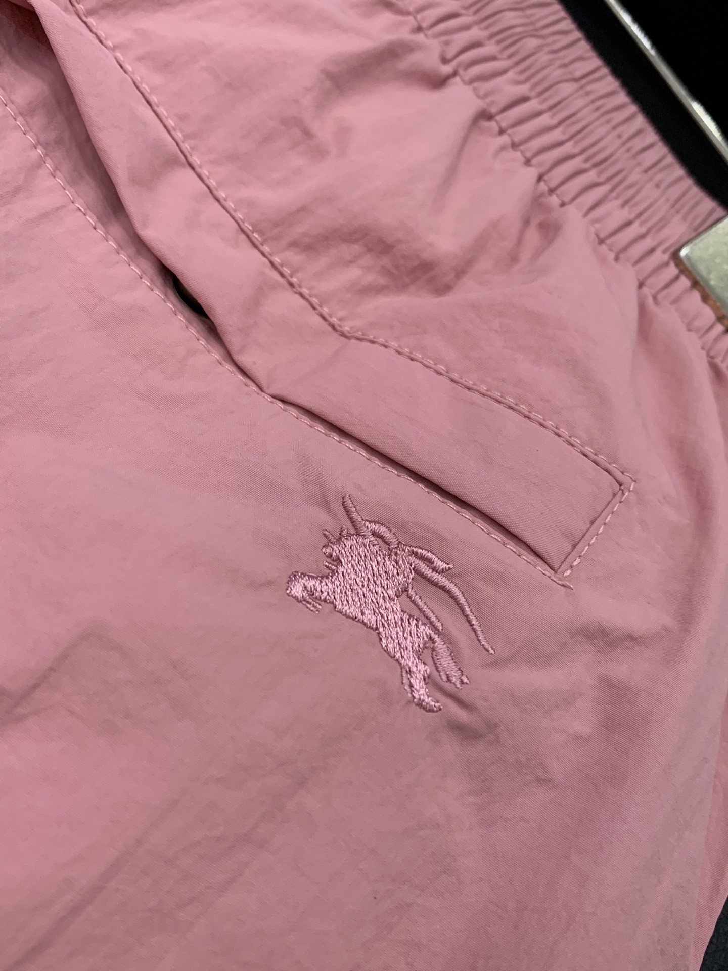 ，Burberry 巴宝莉，2026夏季最新品，专柜同步有售，原单狠货，时尚休闲短裤，进口原版面料，上身
