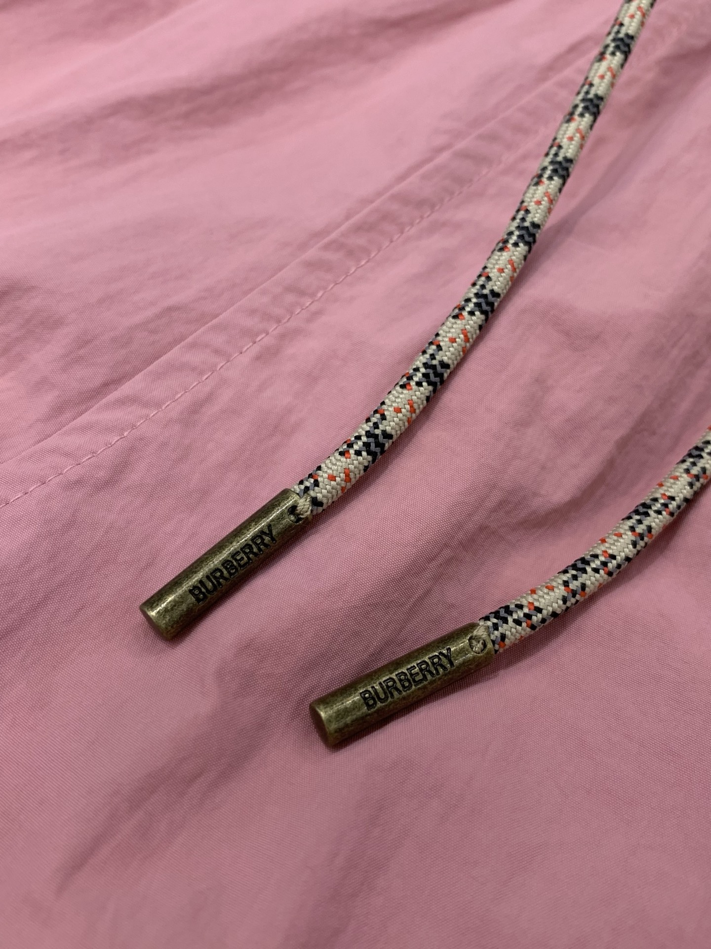 ，Burberry 巴宝莉，2026夏季最新品，专柜同步有售，原单狠货，时尚休闲短裤，进口原版面料，上身