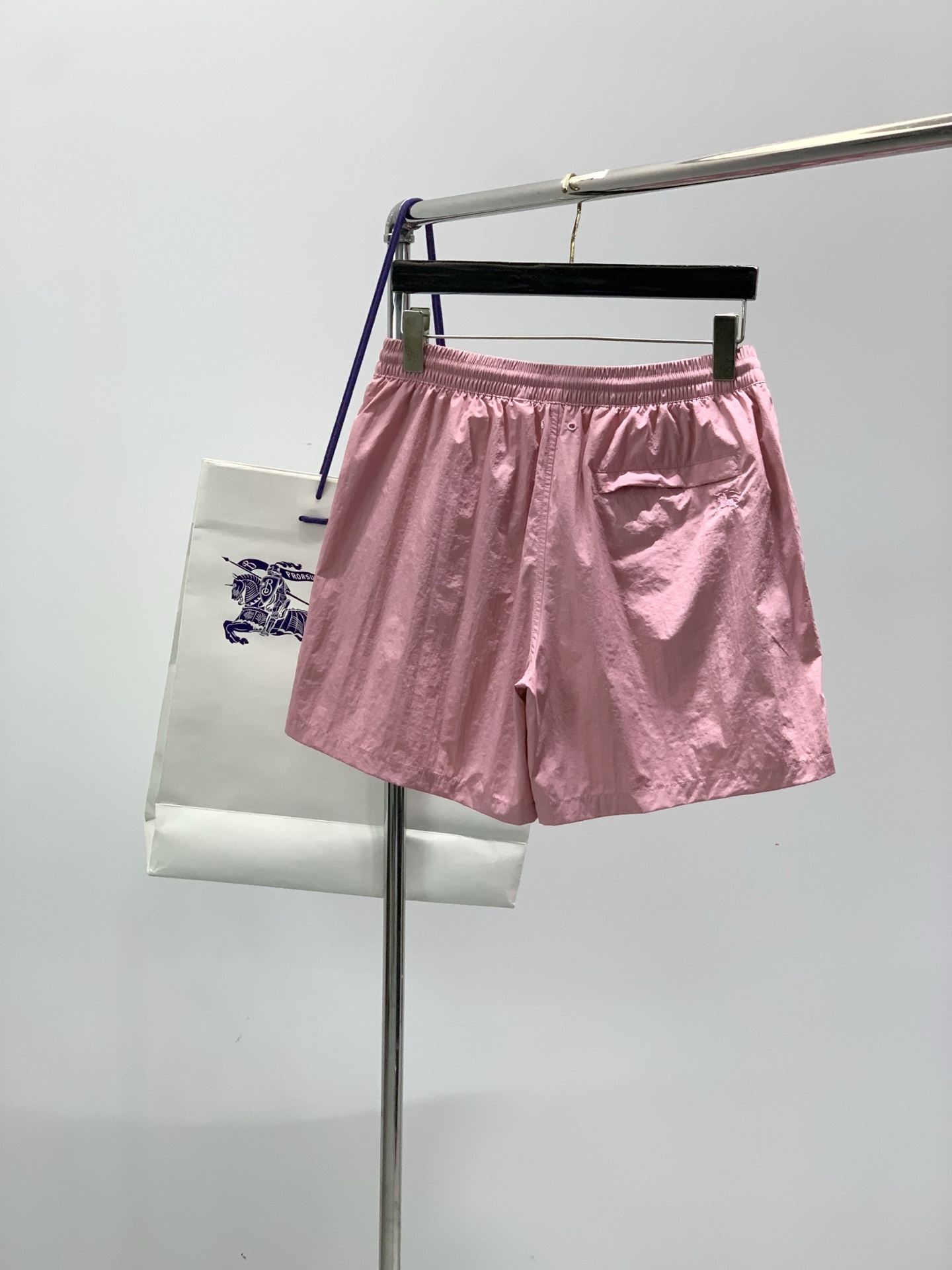 ，Burberry 巴宝莉，2026夏季最新品，专柜同步有售，原单狠货，时尚休闲短裤，进口原版面料，上身