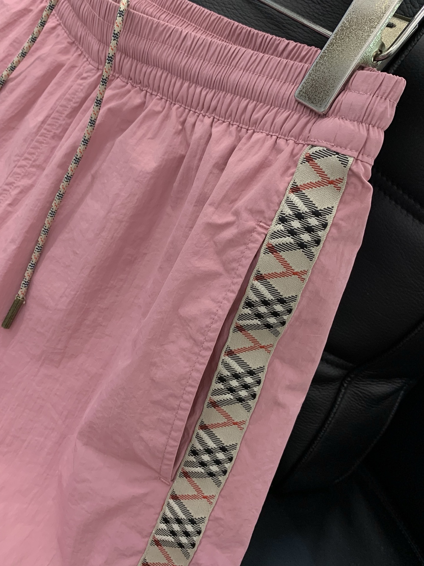，Burberry 巴宝莉，2026夏季最新品，专柜同步有售，原单狠货，时尚休闲短裤，进口原版面料，上身