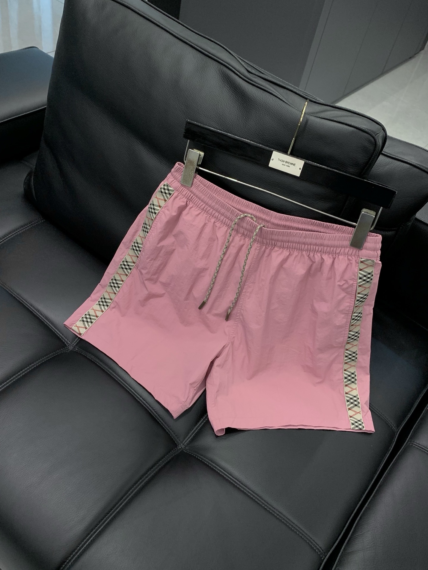 ，Burberry 巴宝莉，2026夏季最新品，专柜同步有售，原单狠货，时尚休闲短裤，进口原版面料，上身