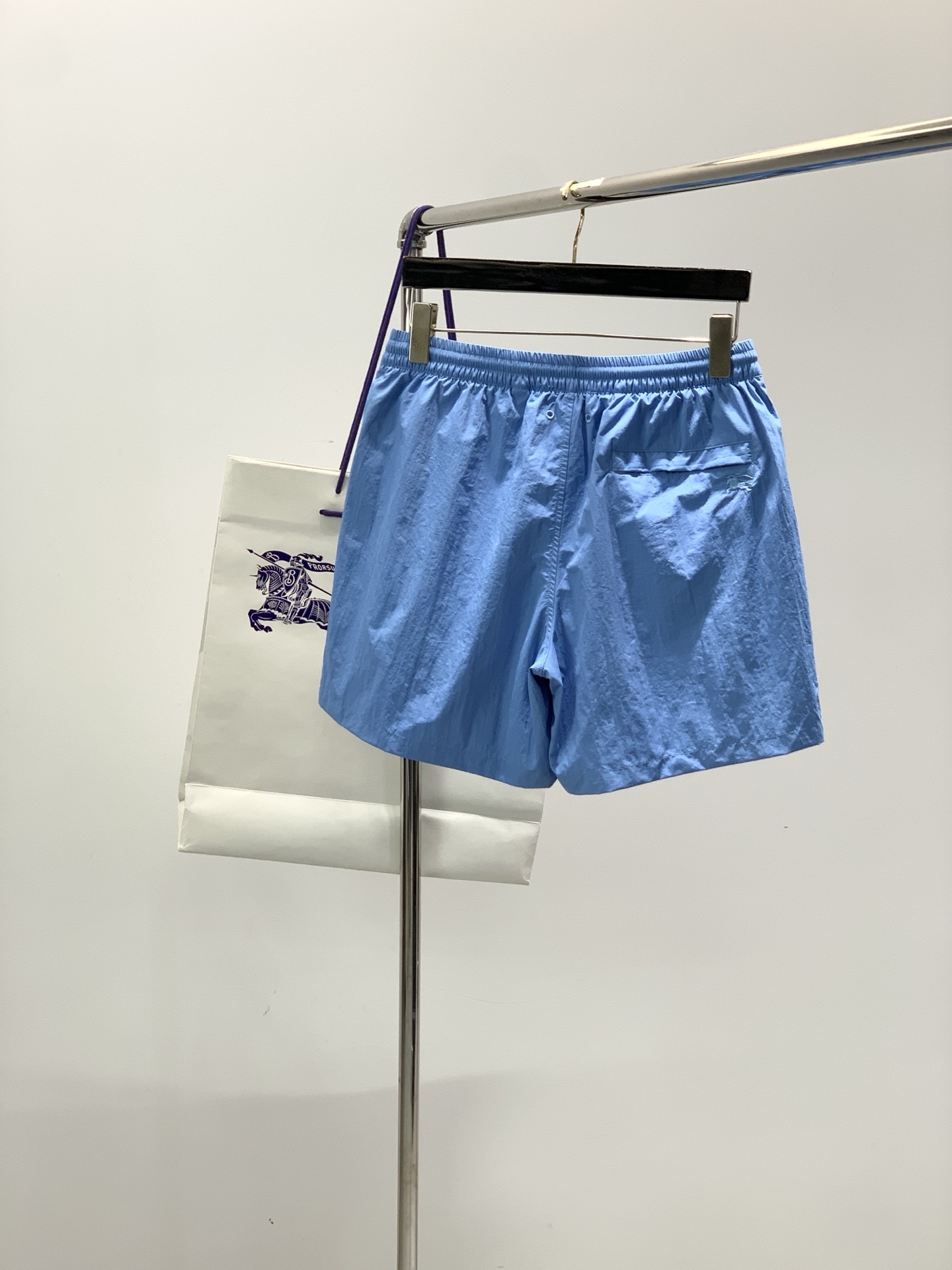 ，Burberry 巴宝莉，2026夏季最新品，专柜同步有售，原单狠货，时尚休闲短裤，进口原版面料，上身