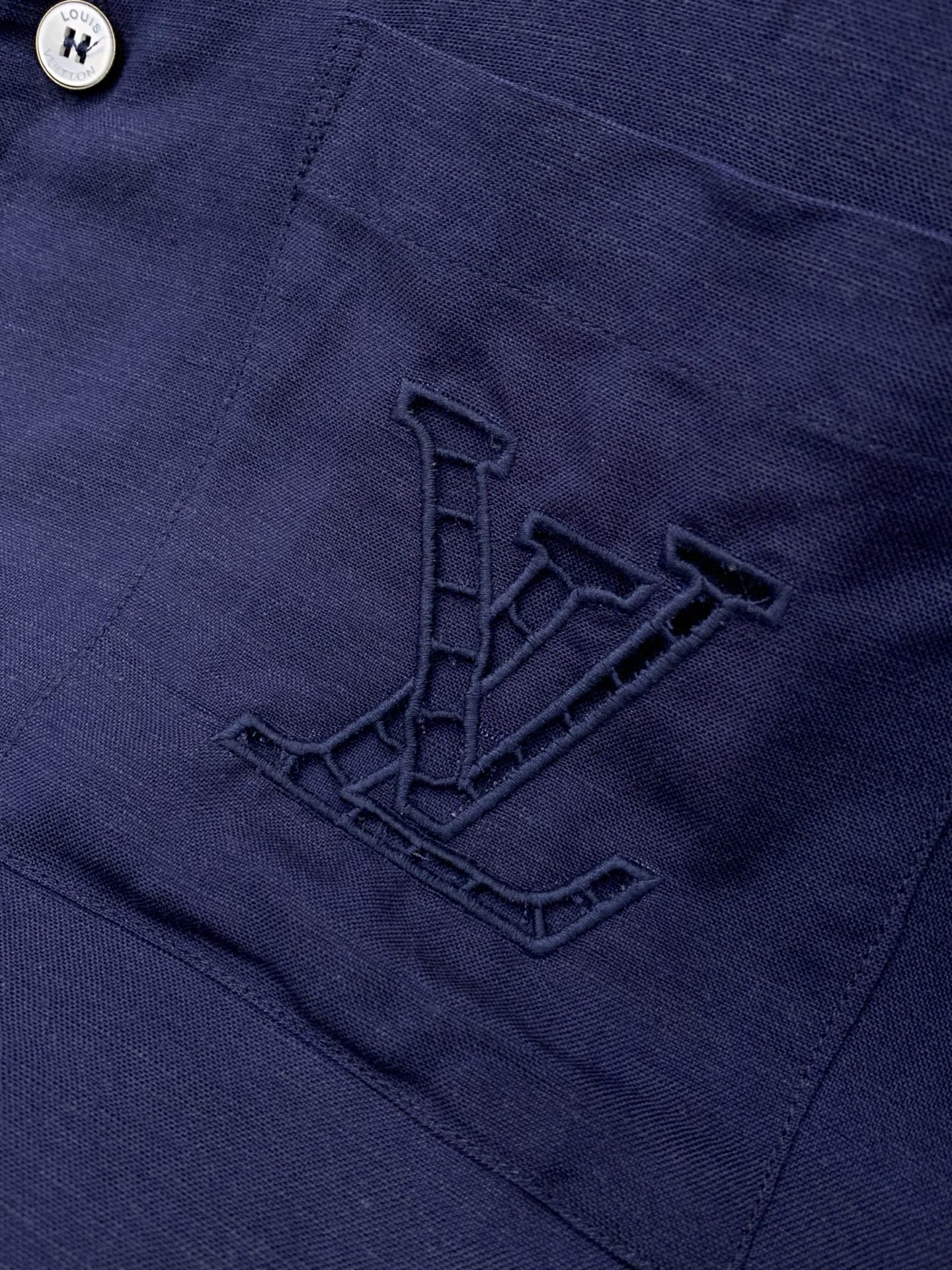 ，LouisVuitton 路易威登，2026夏季最新款，专柜同步有售，原单狠货，时尚休闲短袖衬衫，上身
