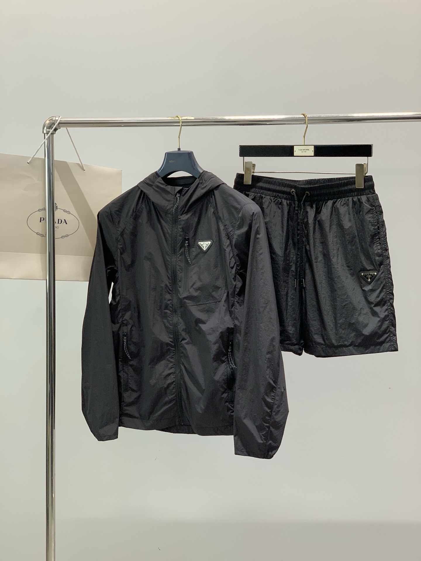 一套，PRADA 普拉达，2026夏季最新品，专柜同步有售，时尚休闲防晒服套装，进口原版面料，做工极为复
