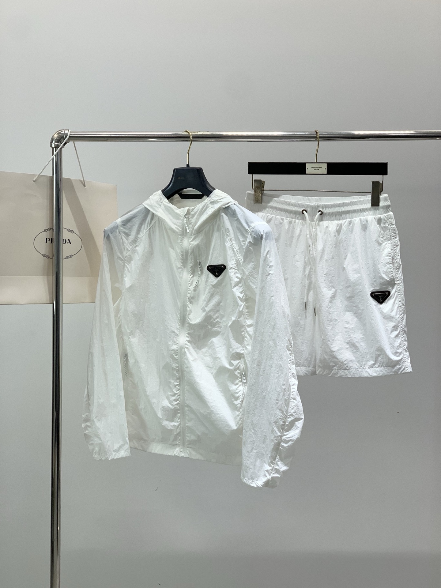 一套，PRADA 普拉达，2026夏季最新品，专柜同步有售，时尚休闲防晒服套装，进口原版面料，做工极为复