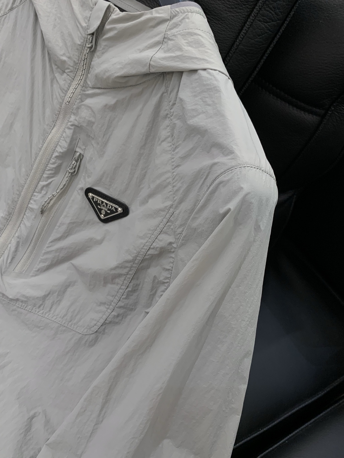一套，PRADA 普拉达，2026夏季最新品，专柜同步有售，时尚休闲防晒服套装，进口原版面料，做工极为复