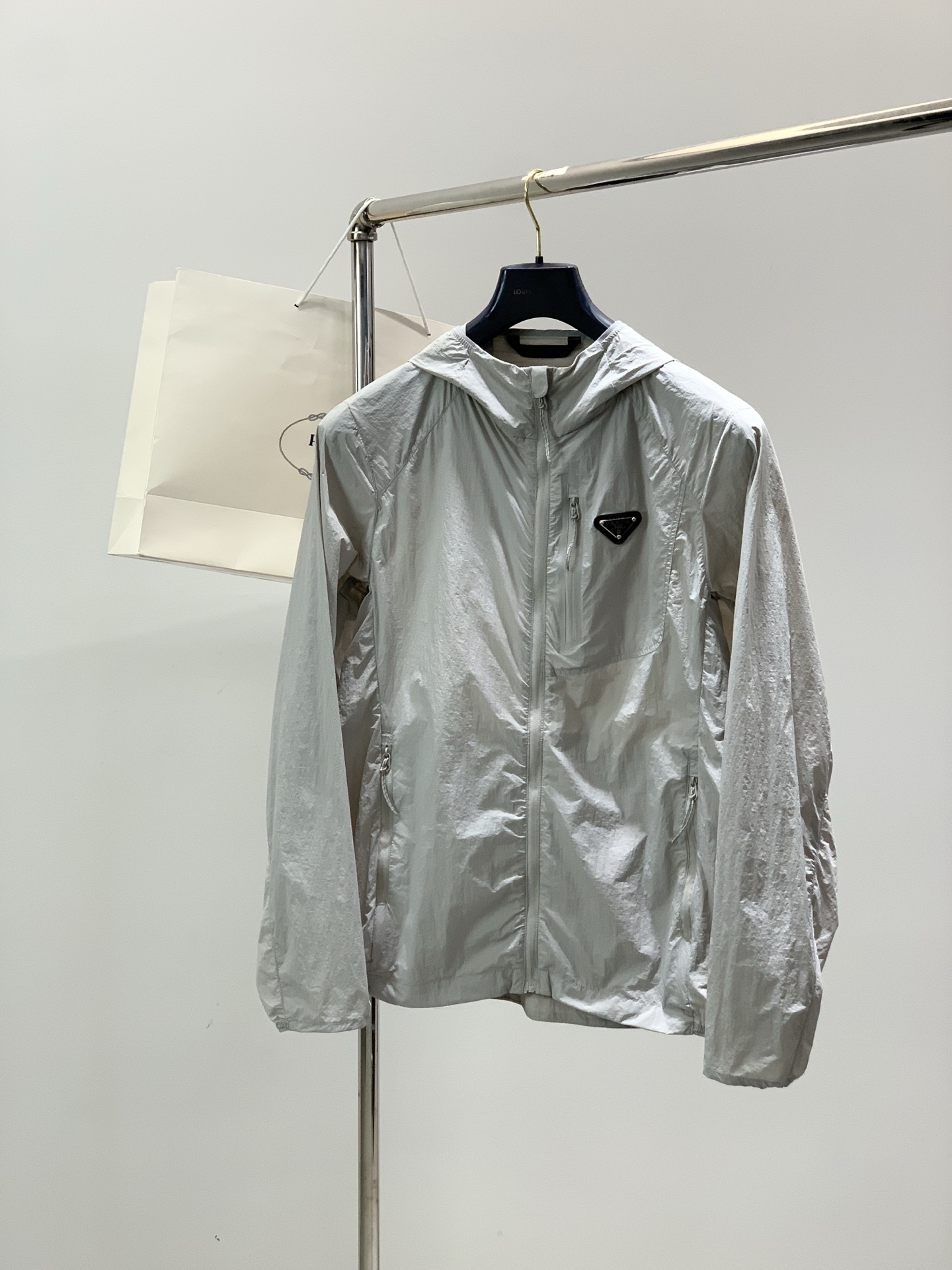 一套，PRADA 普拉达，2026夏季最新品，专柜同步有售，时尚休闲防晒服套装，进口原版面料，做工极为复