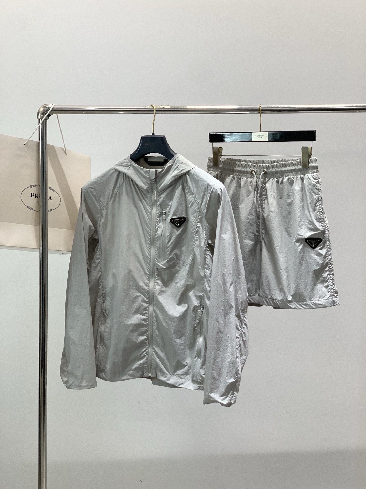一套，PRADA 普拉达，2026夏季最新品，专柜同步有售，时尚休闲防晒服套装，进口原版面料，做工极为复