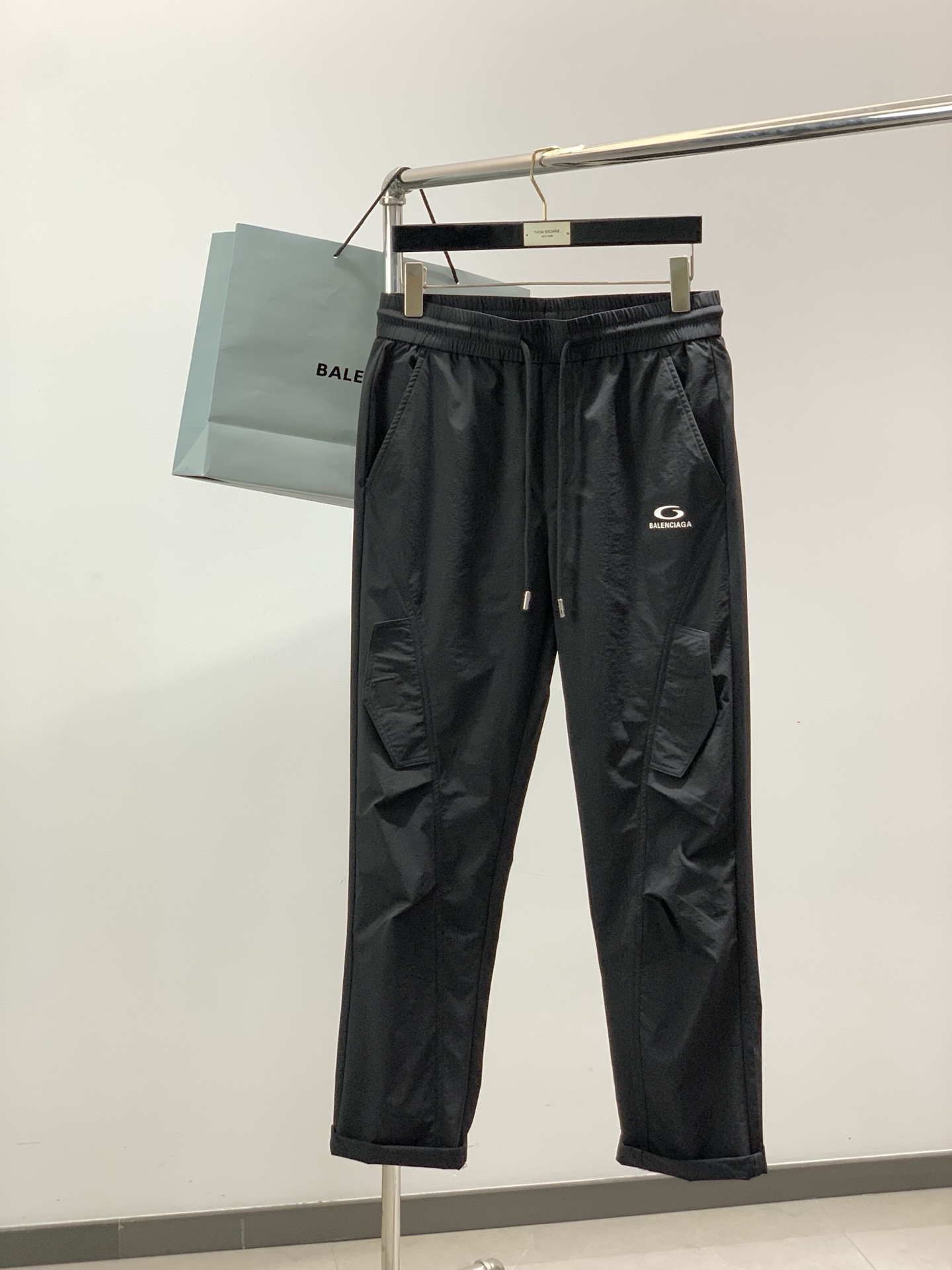 ，Balenciaga 巴黎世家，2026春季最新品，专柜同步有售，原单狠货，时尚休闲裤，进口原版面料，