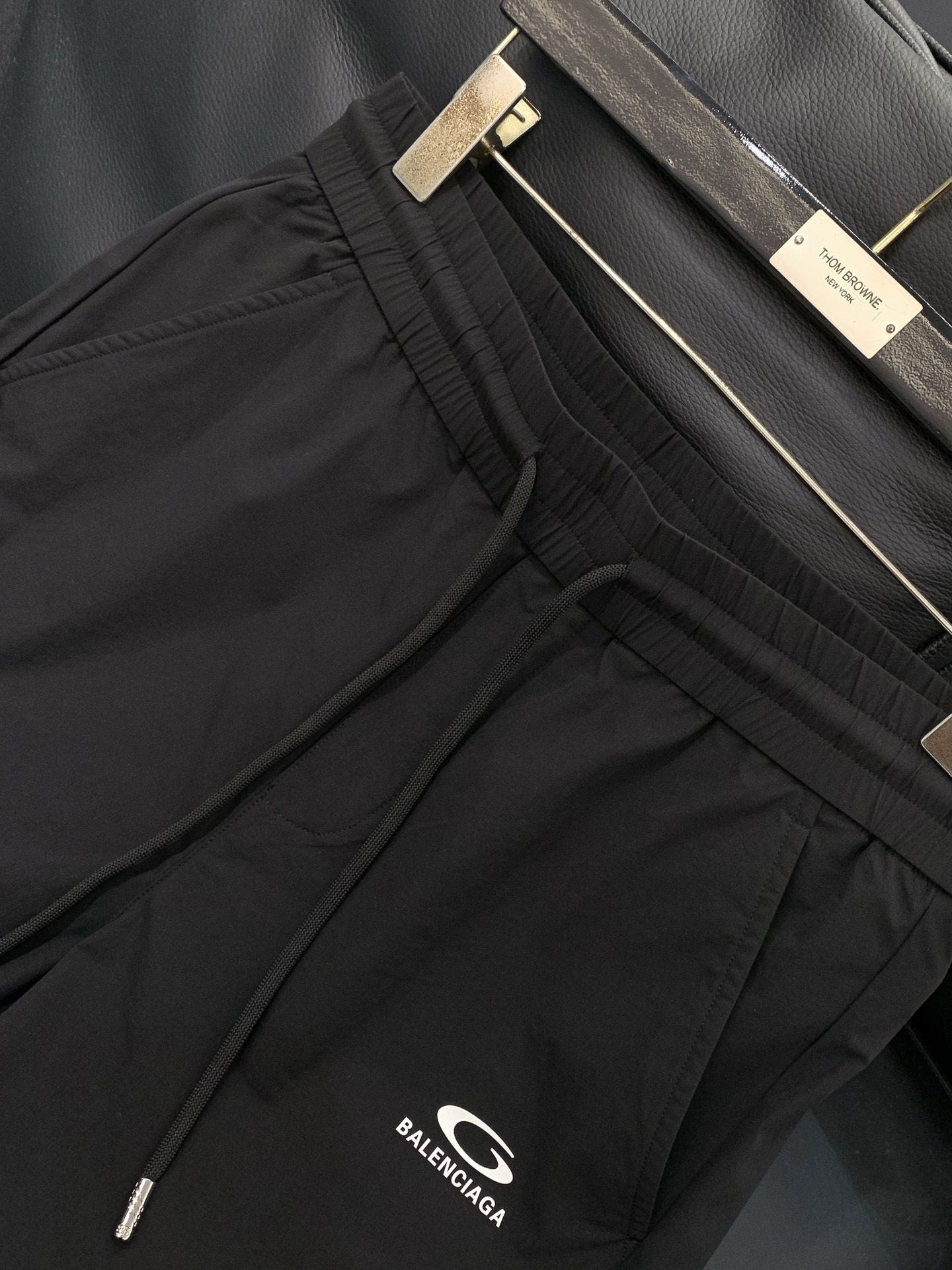 ，Balenciaga 巴黎世家，2026春季最新品，专柜同步有售，原单狠货，时尚休闲裤，进口原版面料，
