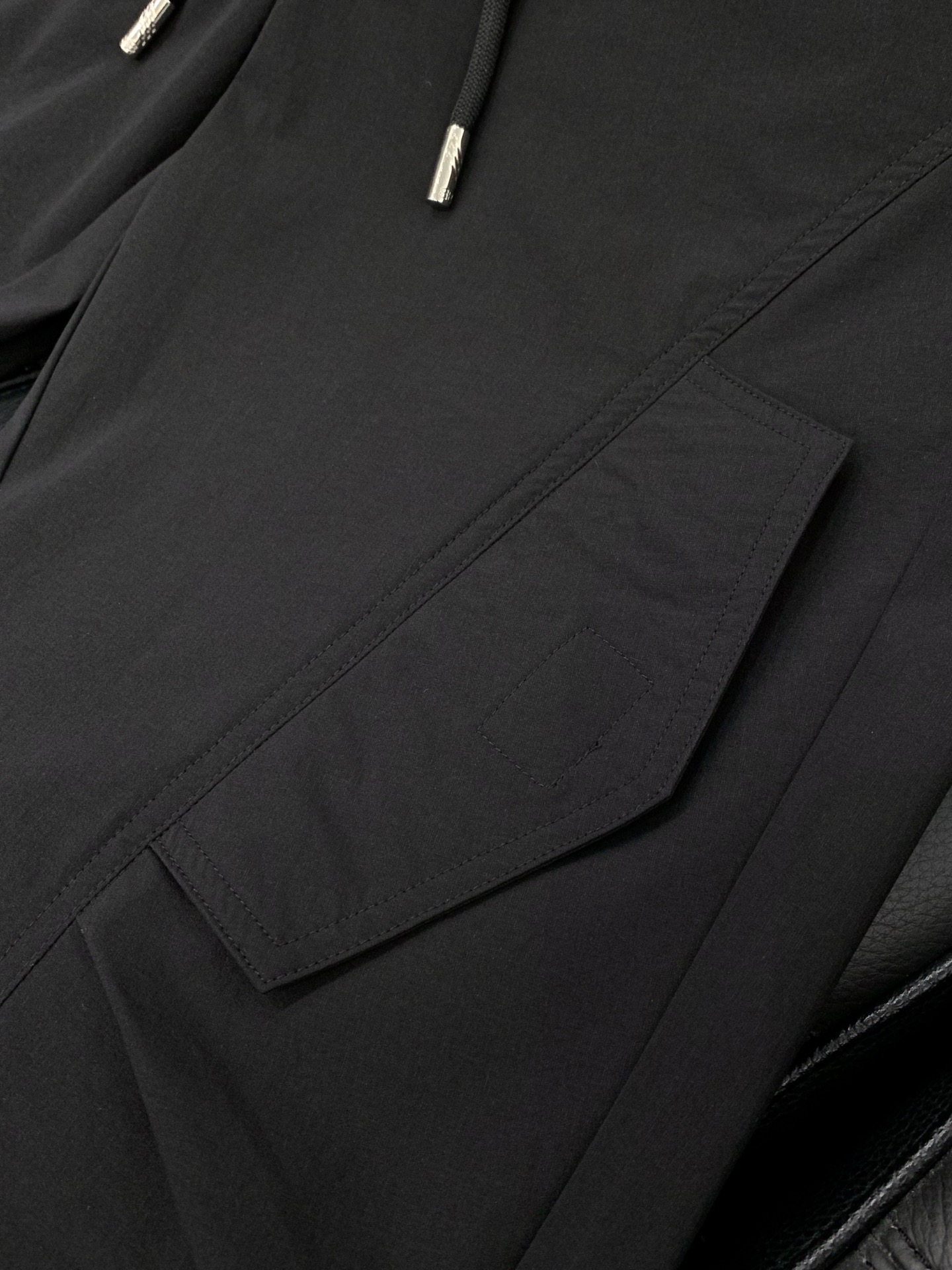 ，Balenciaga 巴黎世家，2026春季最新品，专柜同步有售，原单狠货，时尚休闲裤，进口原版面料，
