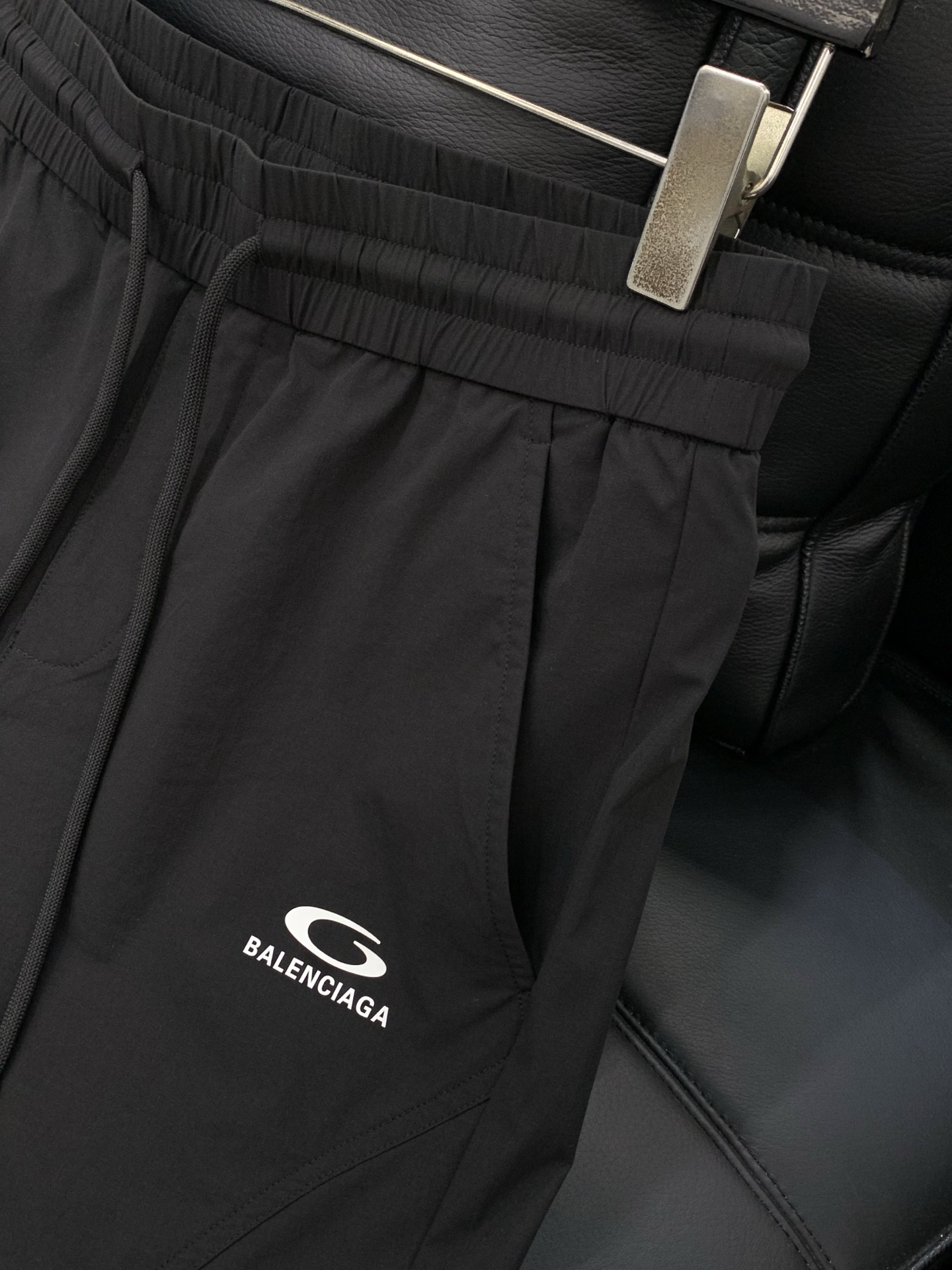 ，Balenciaga 巴黎世家，2026春季最新品，专柜同步有售，原单狠货，时尚休闲裤，进口原版面料，