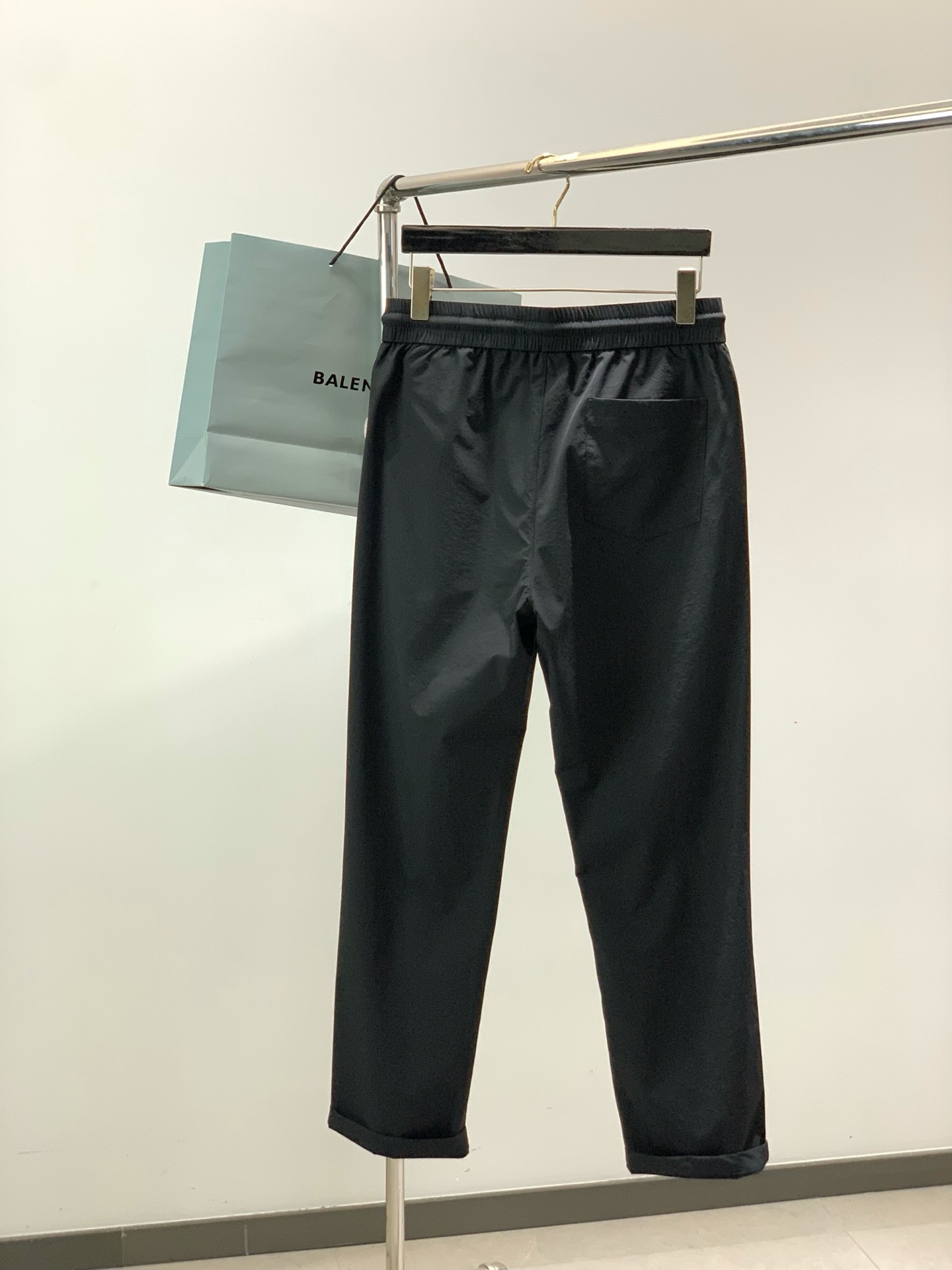 ，Balenciaga 巴黎世家，2026春季最新品，专柜同步有售，原单狠货，时尚休闲裤，进口原版面料，