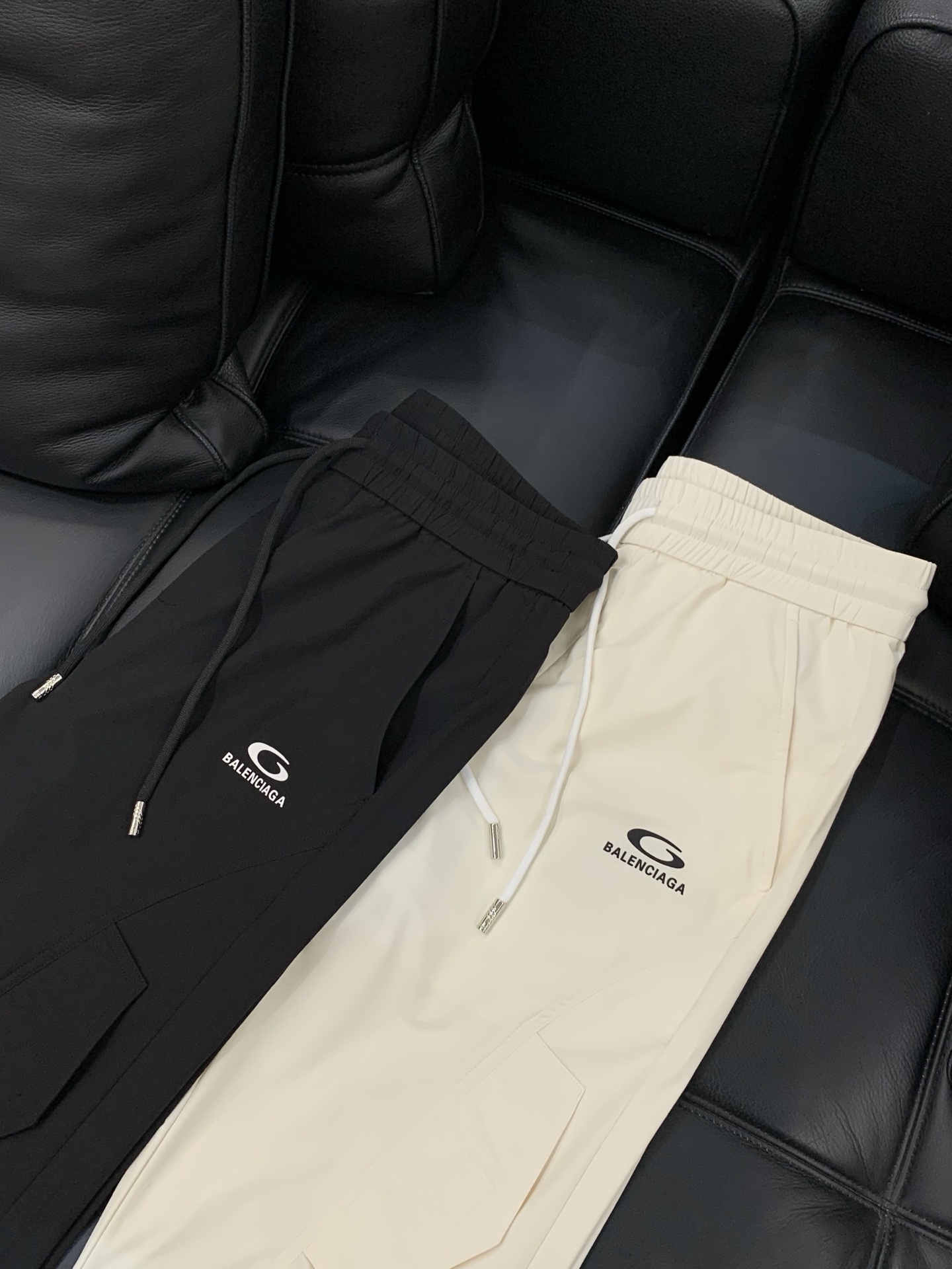 ，Balenciaga 巴黎世家，2026春季最新品，专柜同步有售，原单狠货，时尚休闲裤，进口原版面料，