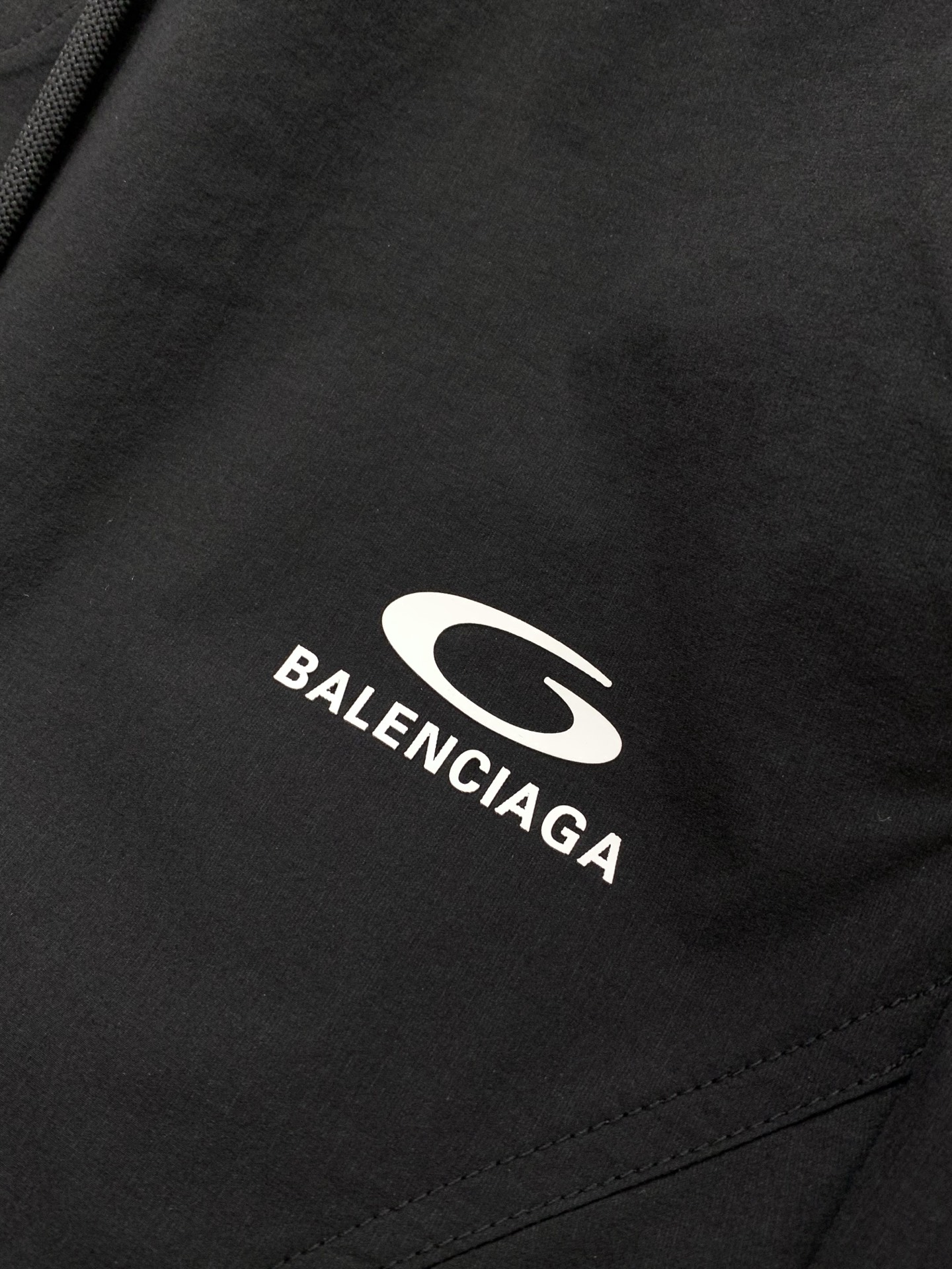 ，Balenciaga 巴黎世家，2026春季最新品，专柜同步有售，原单狠货，时尚休闲裤，进口原版面料，