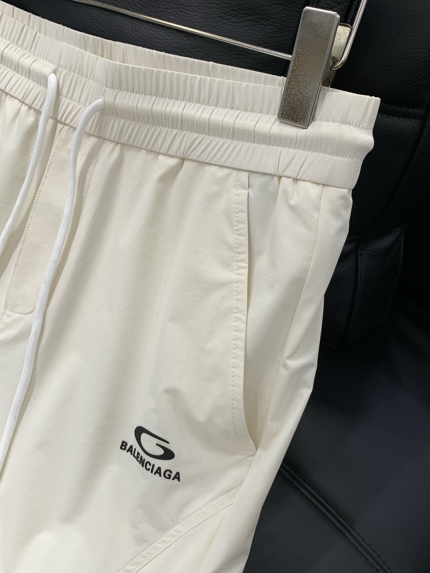 ，Balenciaga 巴黎世家，2026春季最新品，专柜同步有售，原单狠货，时尚休闲裤，进口原版面料，