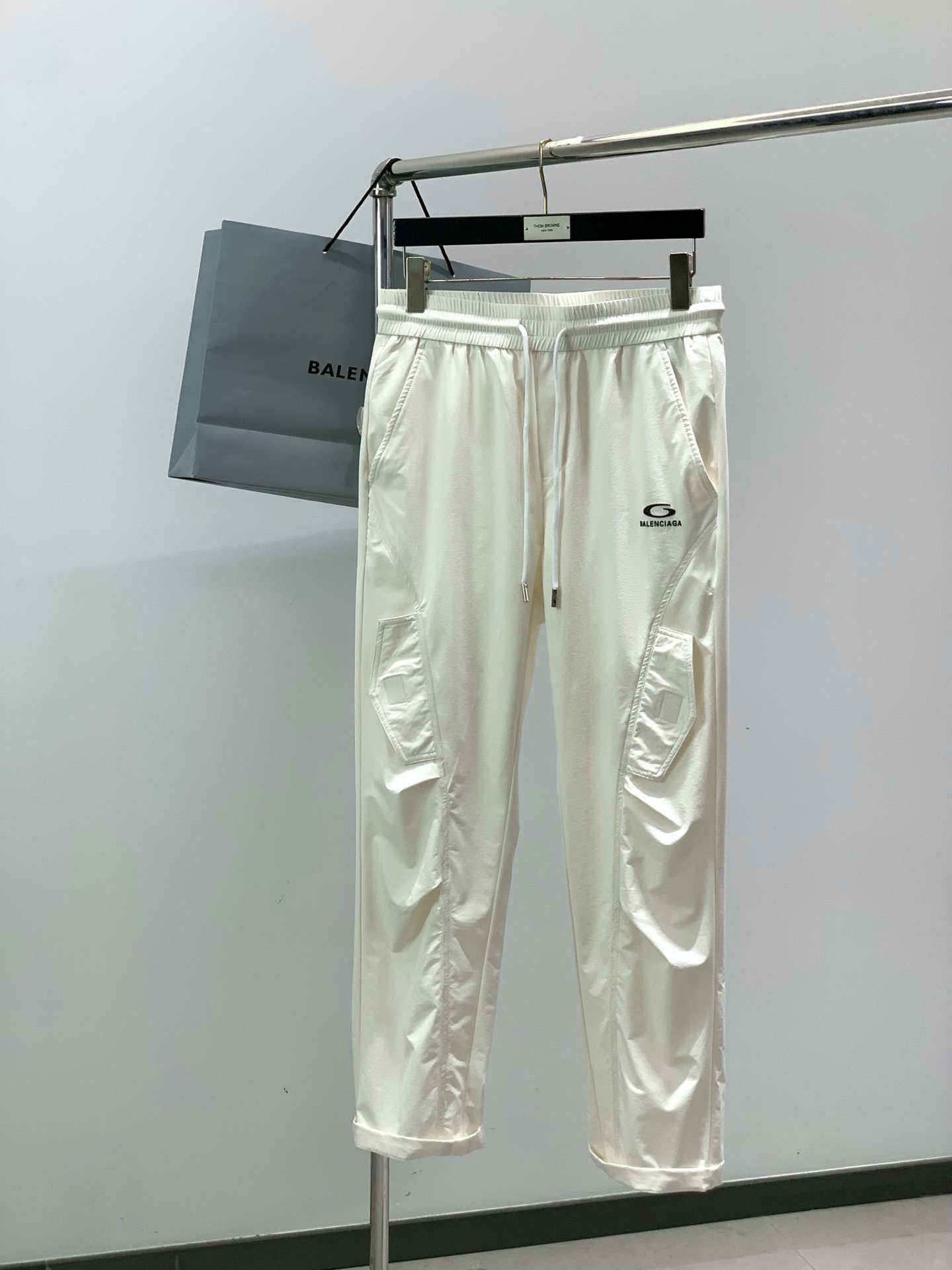 ，Balenciaga 巴黎世家，2026春季最新品，专柜同步有售，原单狠货，时尚休闲裤，进口原版面料，