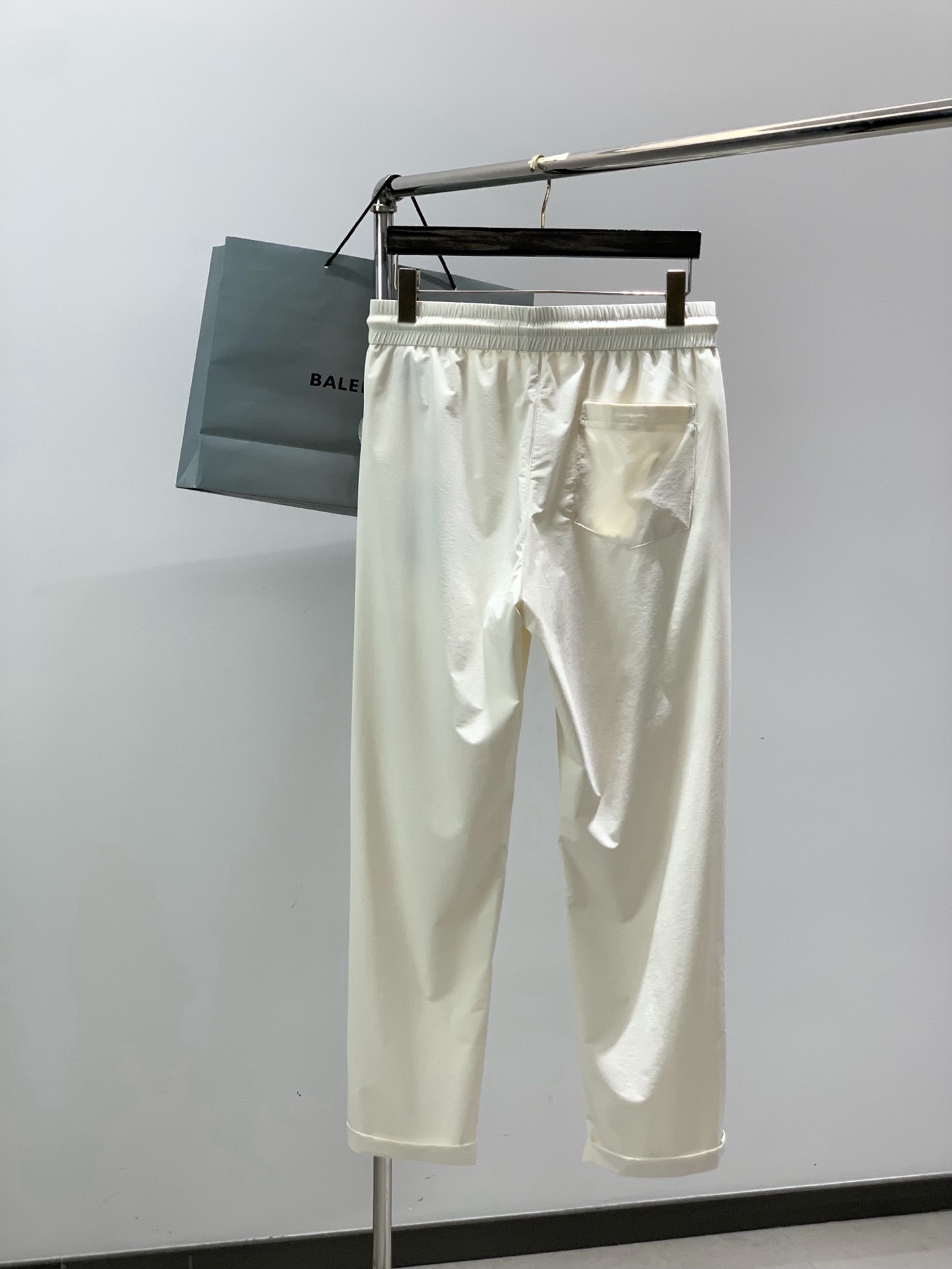 ，Balenciaga 巴黎世家，2026春季最新品，专柜同步有售，原单狠货，时尚休闲裤，进口原版面料，