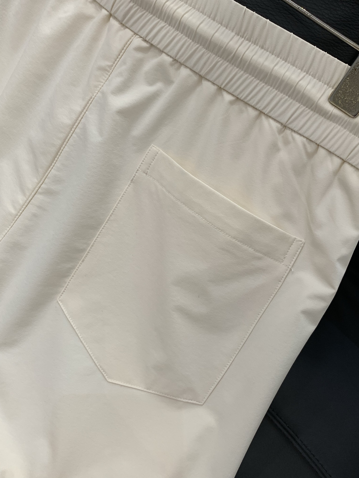 ，Balenciaga 巴黎世家，2026春季最新品，专柜同步有售，原单狠货，时尚休闲裤，进口原版面料，