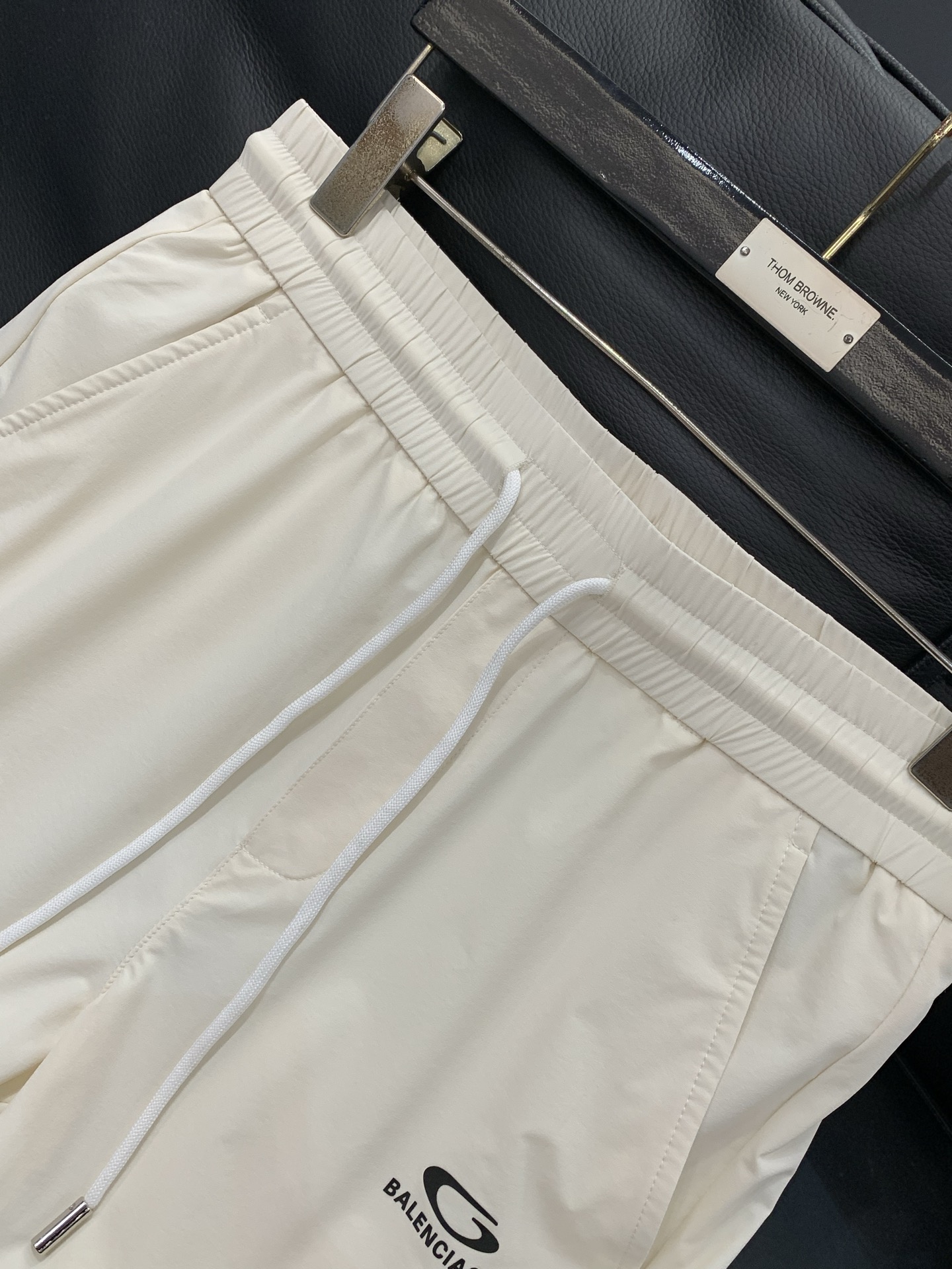 ，Balenciaga 巴黎世家，2026春季最新品，专柜同步有售，原单狠货，时尚休闲裤，进口原版面料，