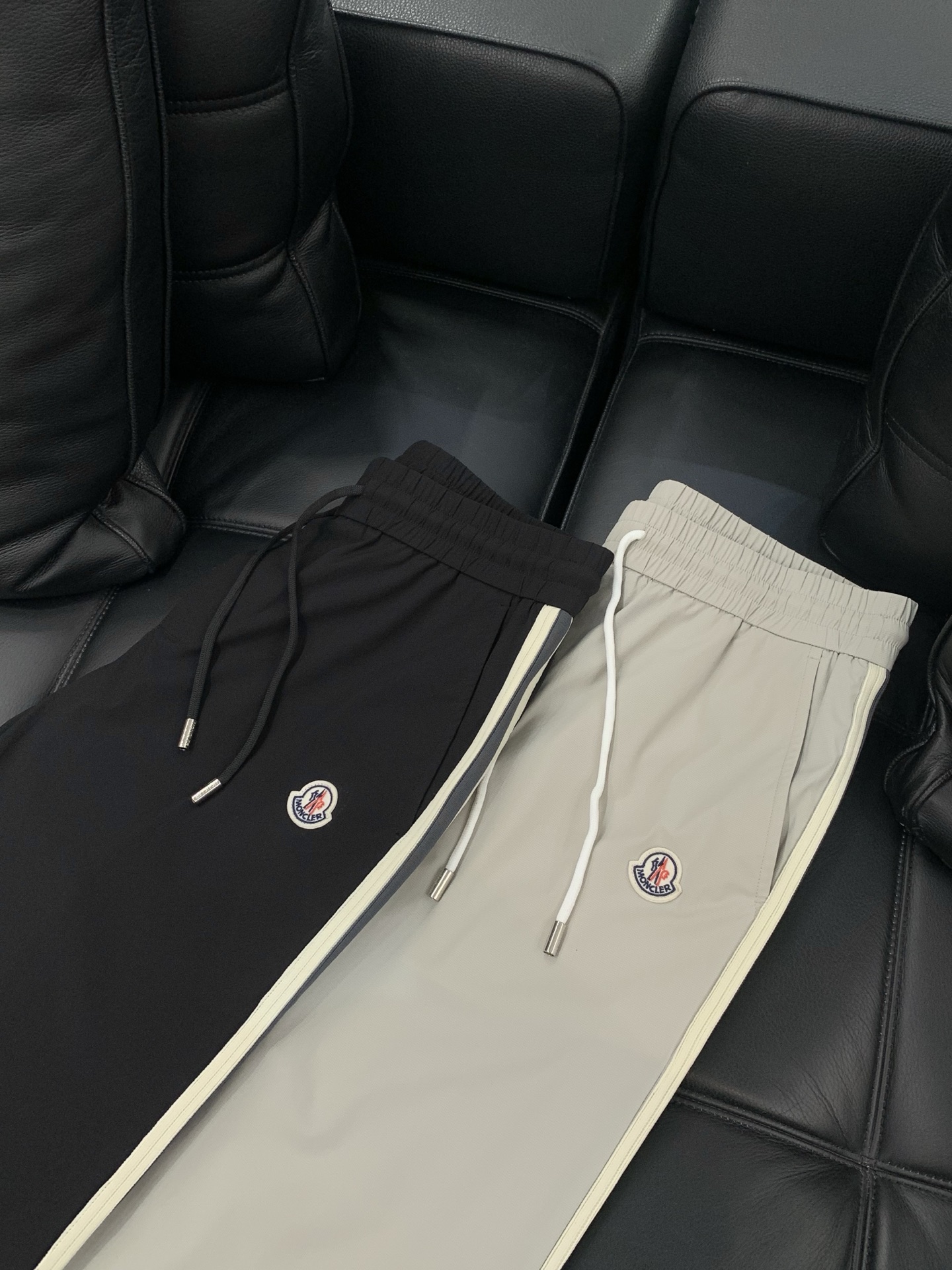 ，Moncler 蒙口，2026春季最新品，专柜同步有售，原单狠货，时尚休闲裤，采用进口原版面料，顶级刺