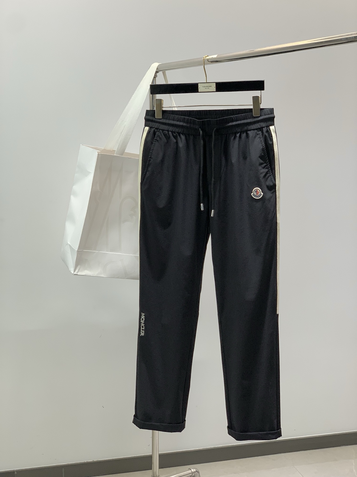 ，Moncler 蒙口，2026春季最新品，专柜同步有售，原单狠货，时尚休闲裤，采用进口原版面料，顶级刺