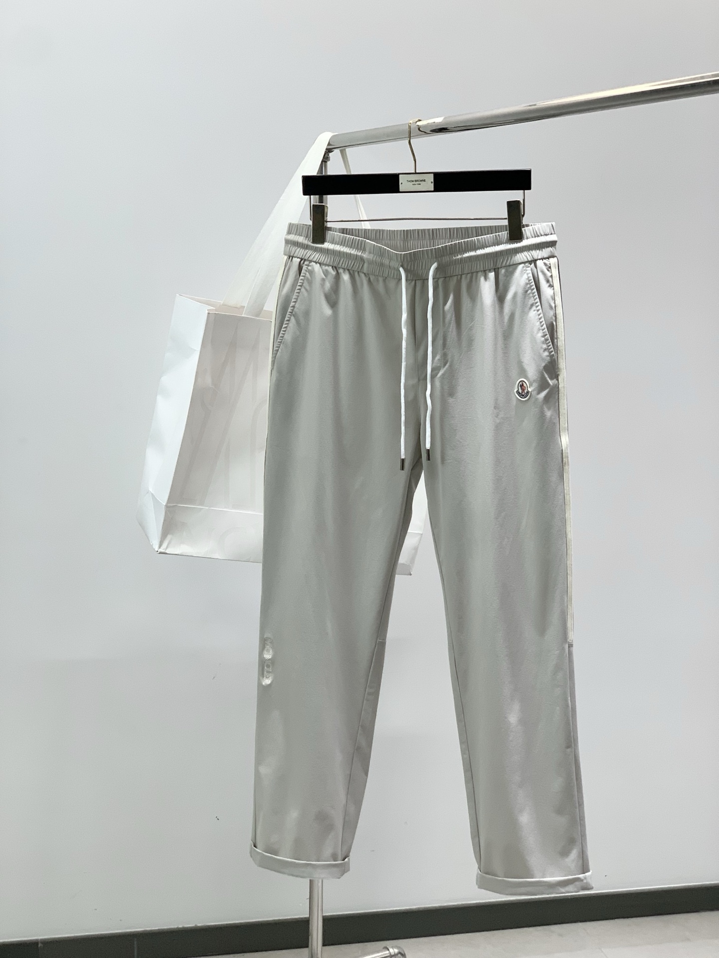 ，Moncler 蒙口，2026春季最新品，专柜同步有售，原单狠货，时尚休闲裤，采用进口原版面料，顶级刺