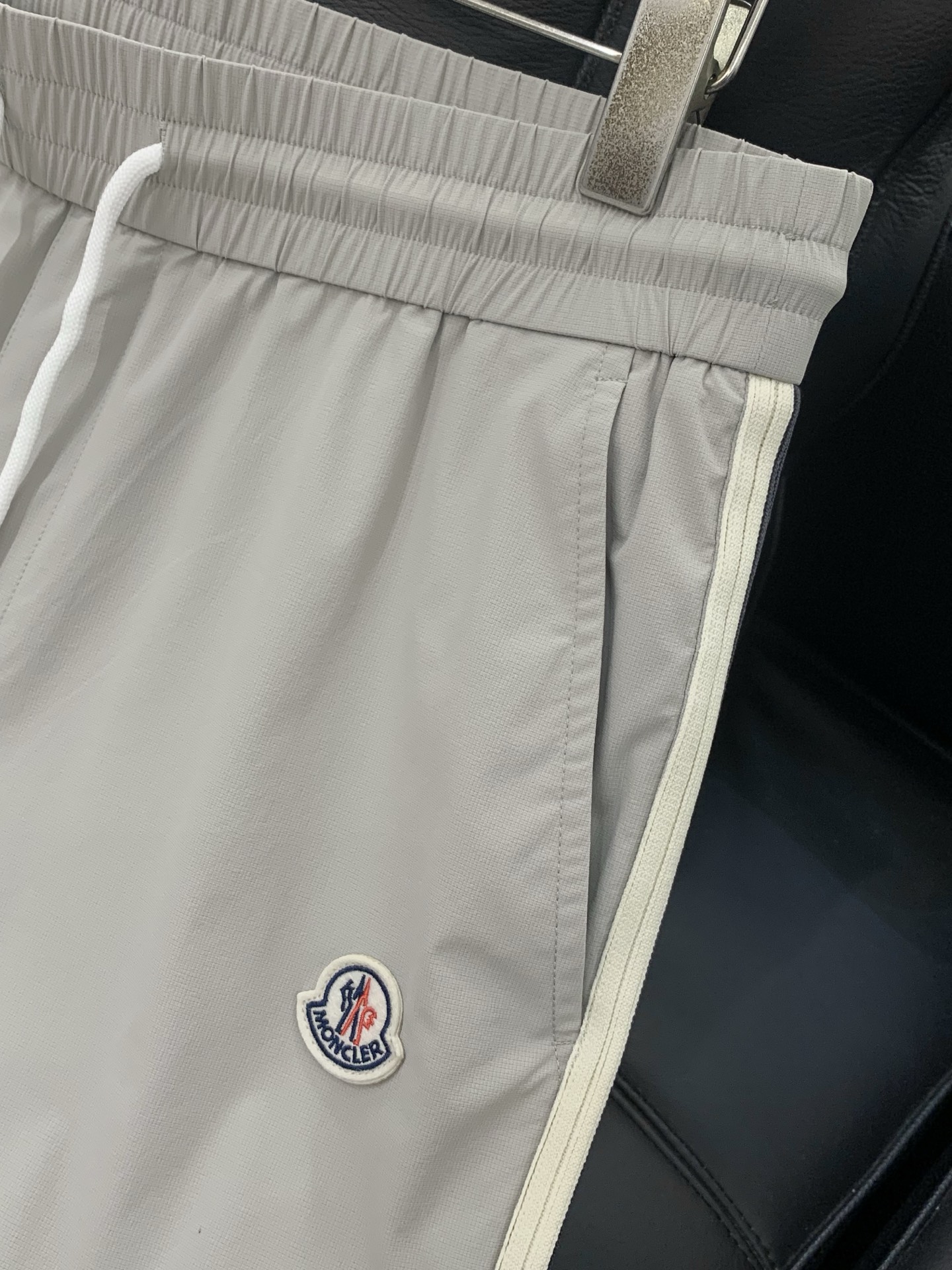 ，Moncler 蒙口，2026春季最新品，专柜同步有售，原单狠货，时尚休闲裤，采用进口原版面料，顶级刺