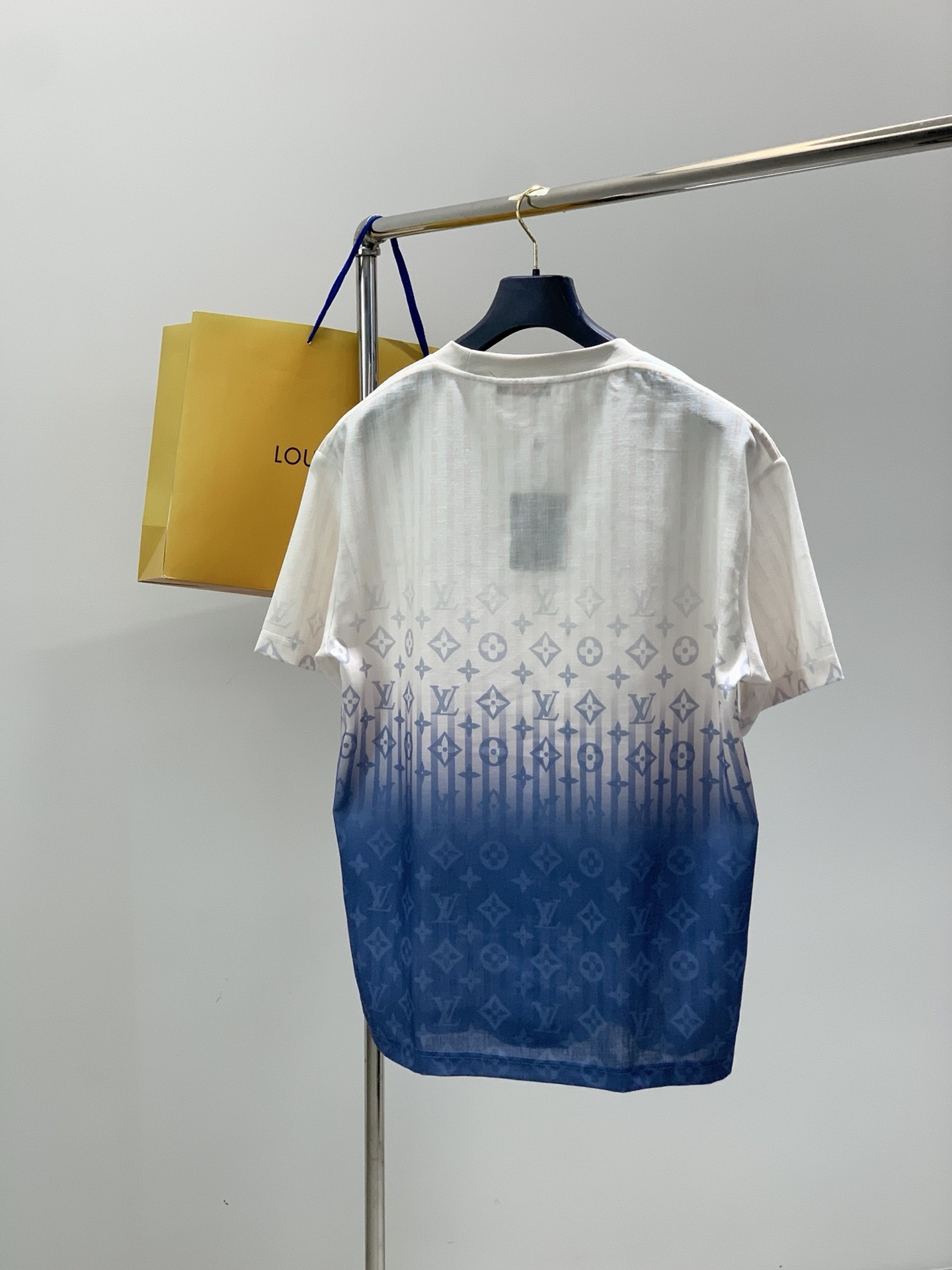一套，LouisVuitton 路易威登，2026夏季最新款，专柜同步有售，原单狠货，时尚休闲短袖套装，