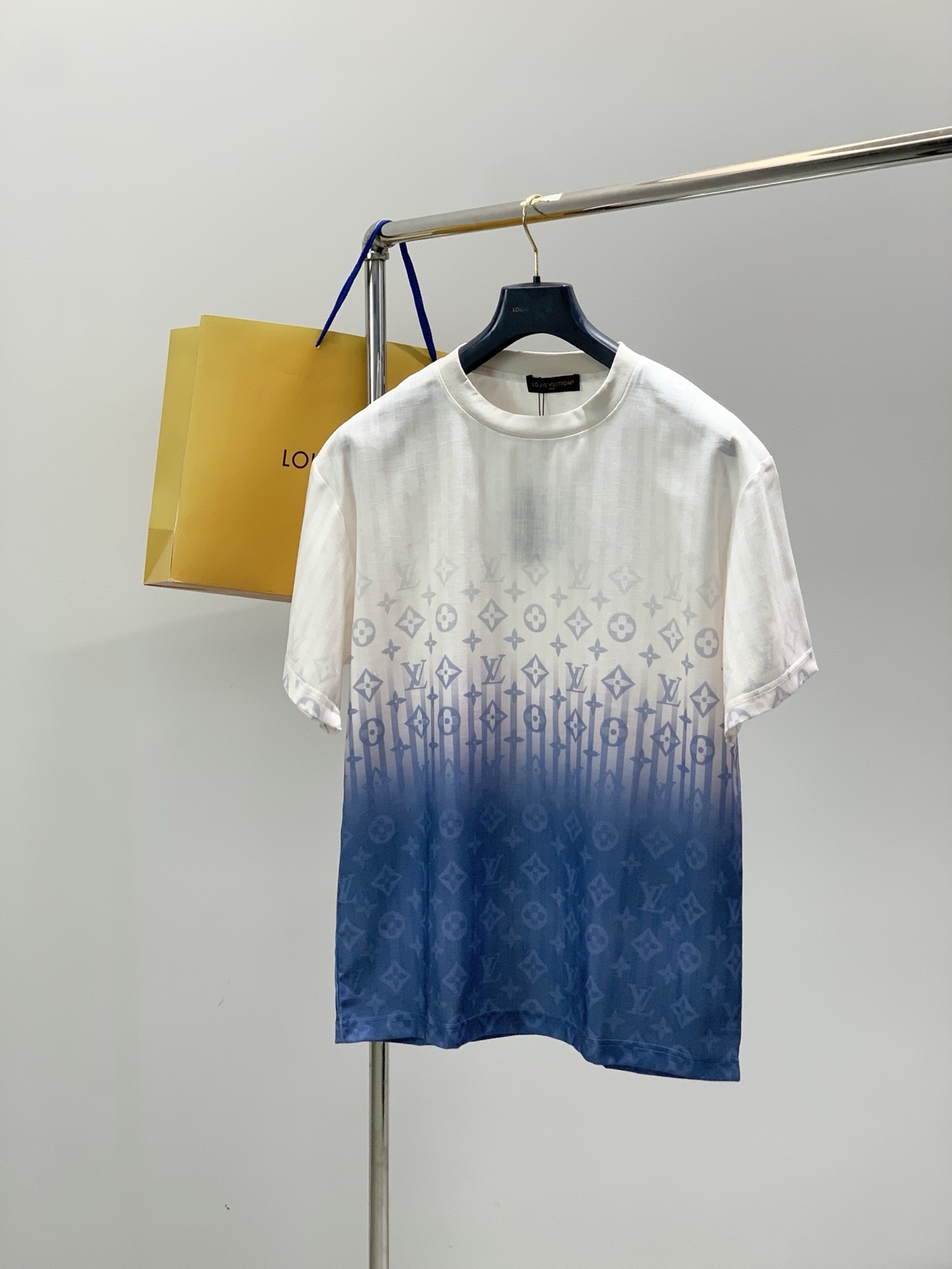 一套，LouisVuitton 路易威登，2026夏季最新款，专柜同步有售，原单狠货，时尚休闲短袖套装，