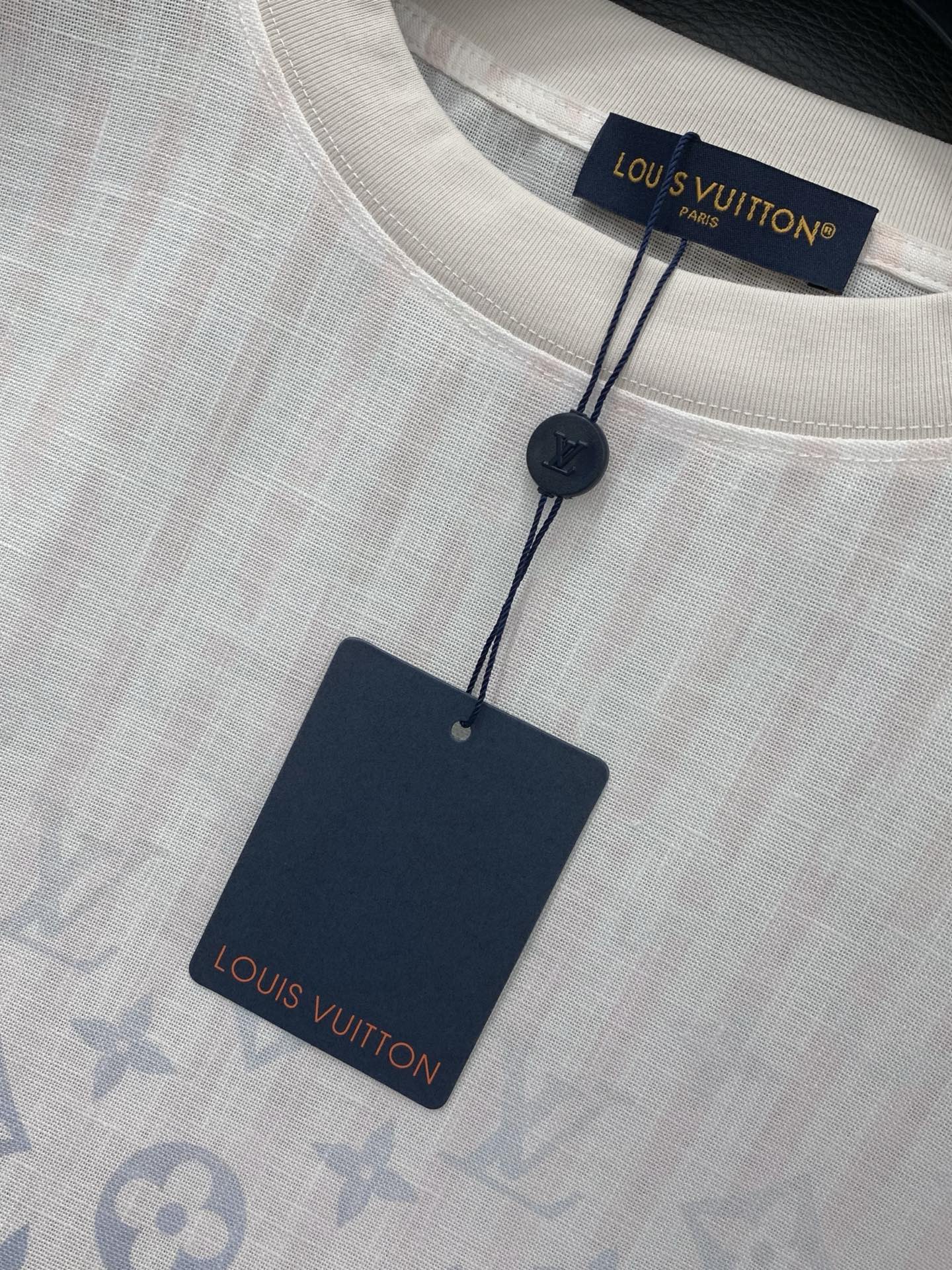 一套，LouisVuitton 路易威登，2026夏季最新款，专柜同步有售，原单狠货，时尚休闲短袖套装，