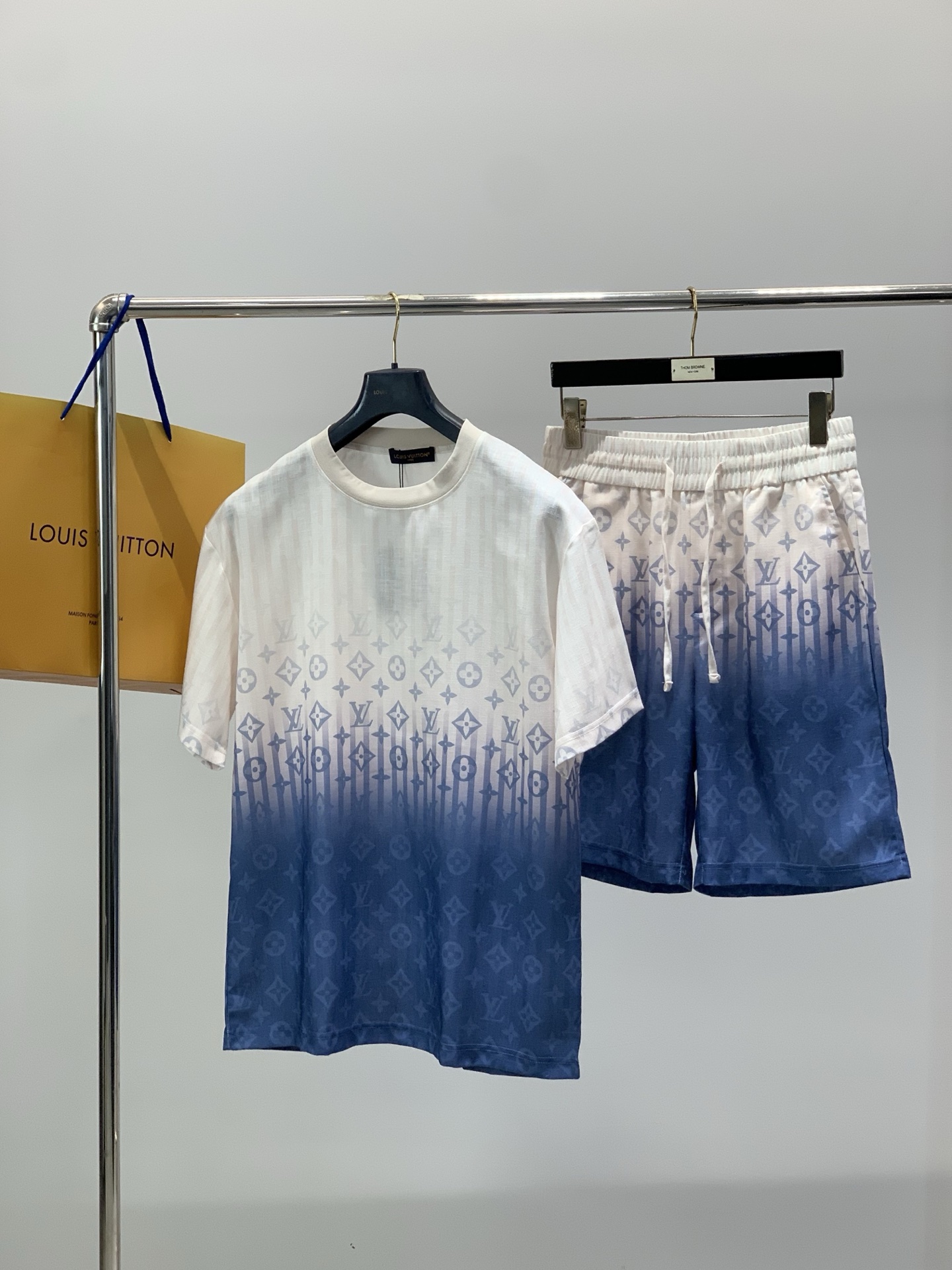 一套，LouisVuitton 路易威登，2026夏季最新款，专柜同步有售，原单狠货，时尚休闲短袖套装，