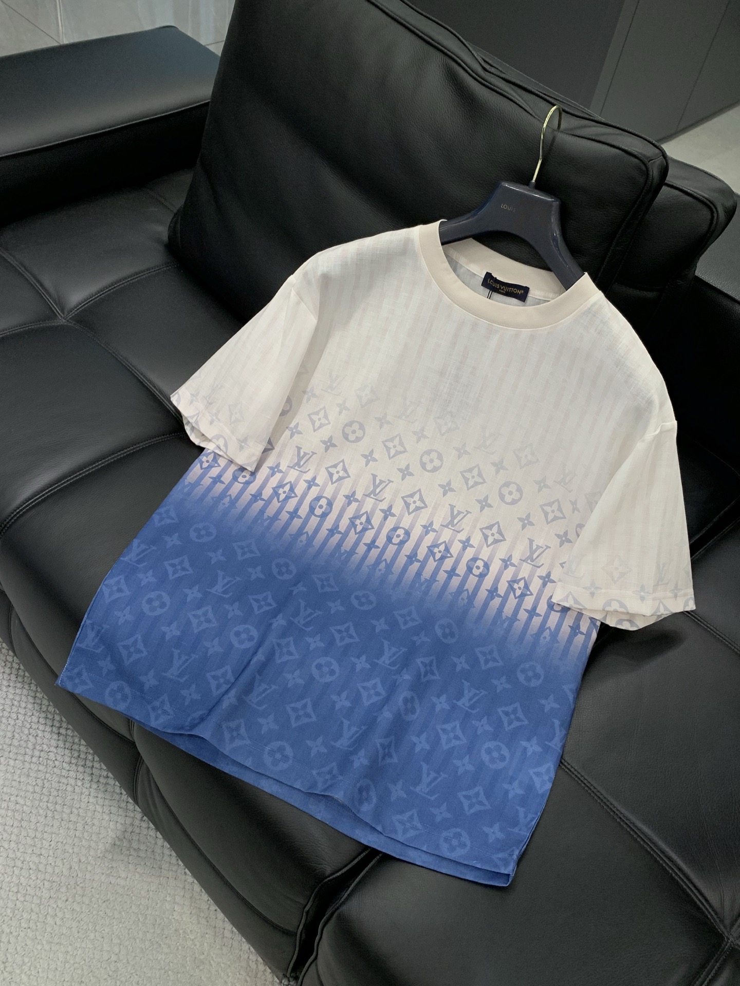一套，LouisVuitton 路易威登，2026夏季最新款，专柜同步有售，原单狠货，时尚休闲短袖套装，