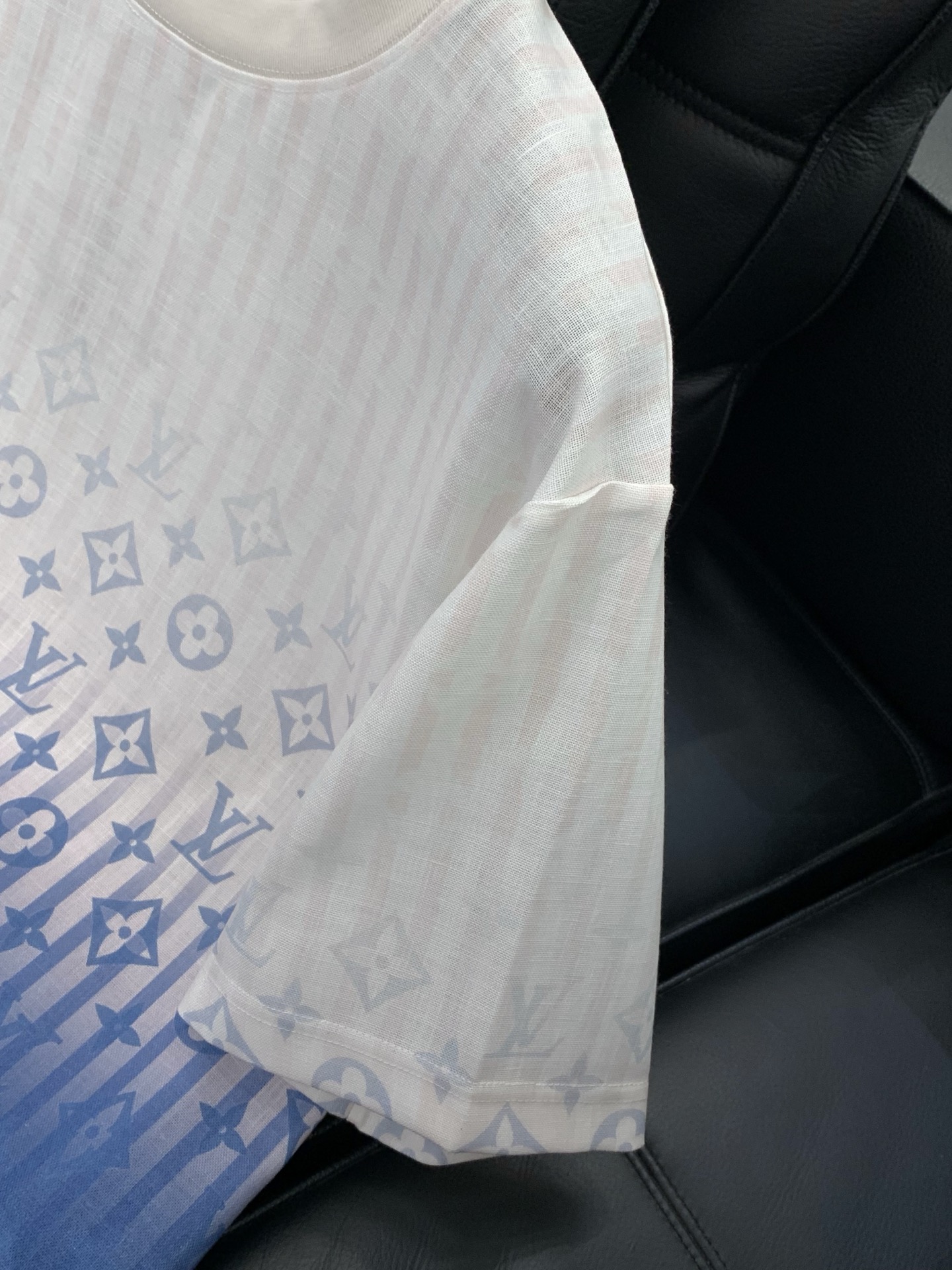 一套，LouisVuitton 路易威登，2026夏季最新款，专柜同步有售，原单狠货，时尚休闲短袖套装，