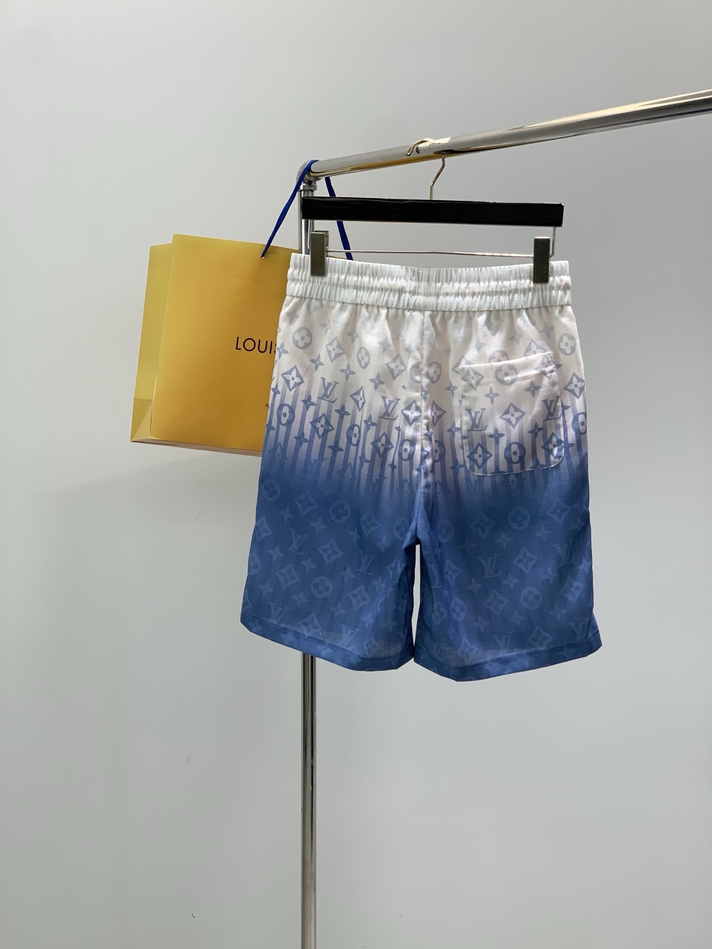 一套，LouisVuitton 路易威登，2026夏季最新款，专柜同步有售，原单狠货，时尚休闲短袖套装，