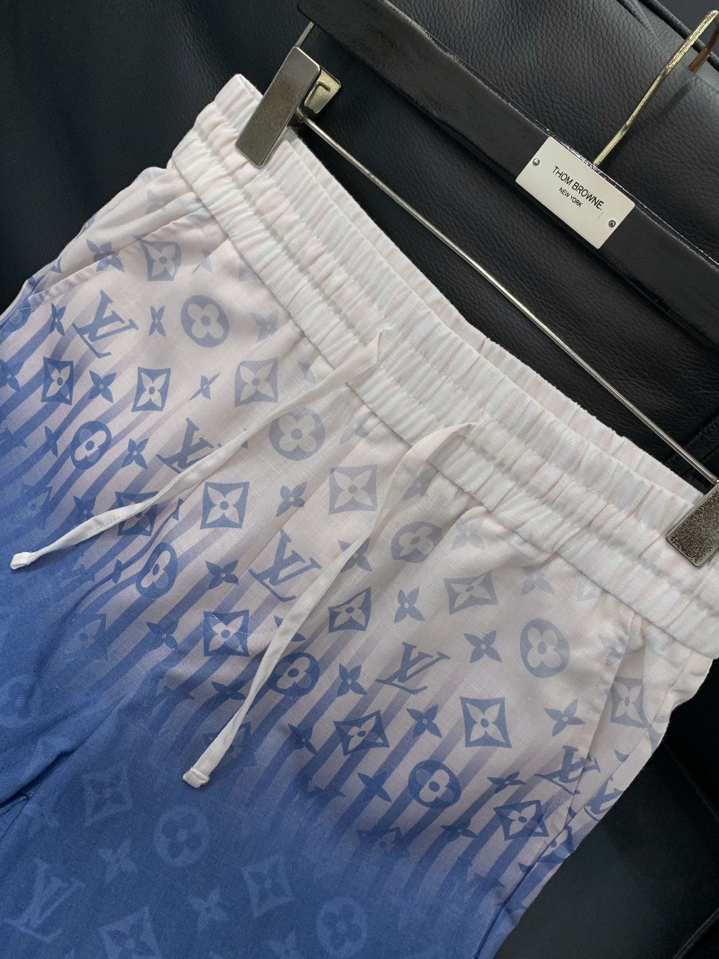 一套，LouisVuitton 路易威登，2026夏季最新款，专柜同步有售，原单狠货，时尚休闲短袖套装，