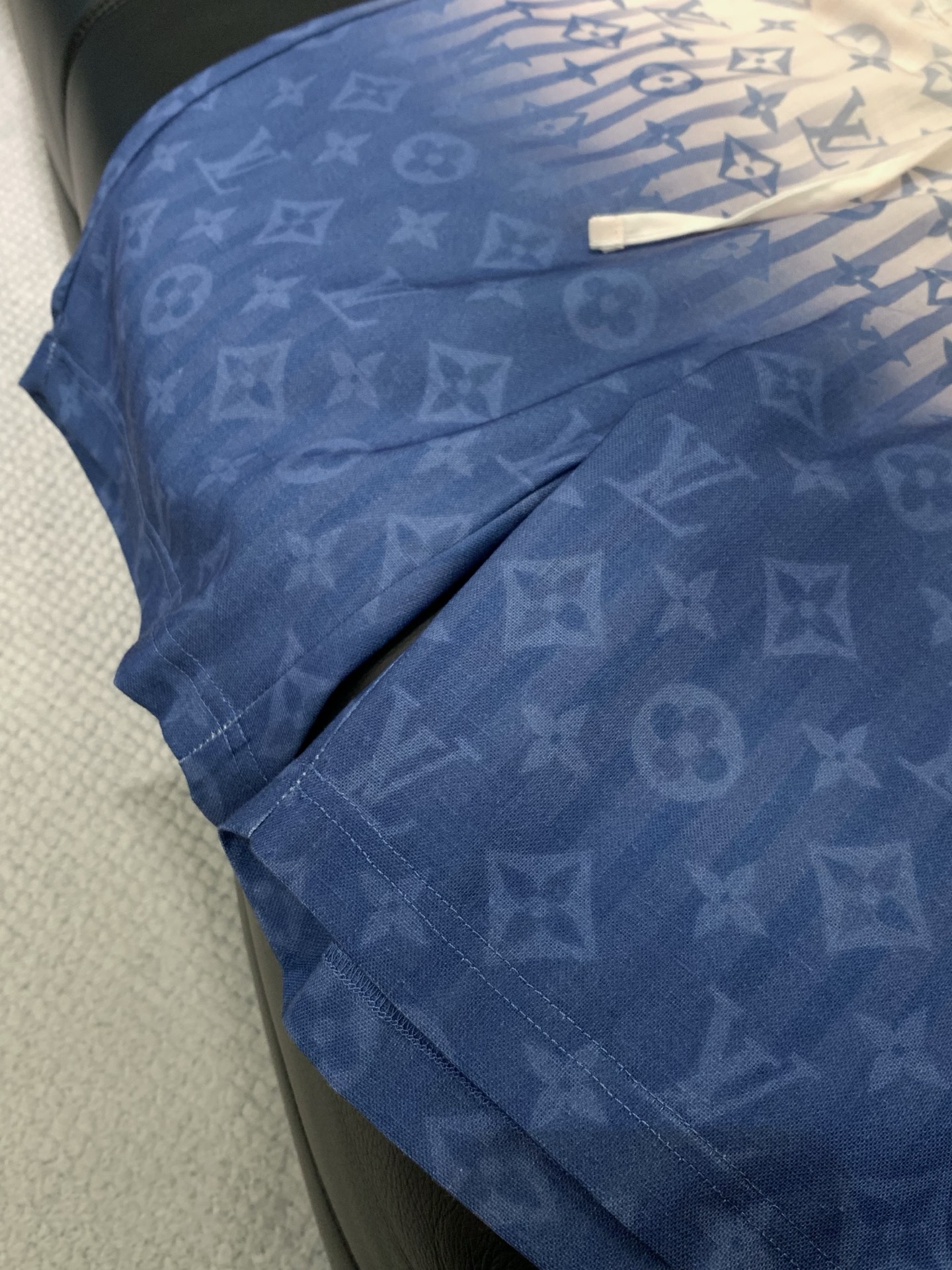 一套，LouisVuitton 路易威登，2026夏季最新款，专柜同步有售，原单狠货，时尚休闲短袖套装，