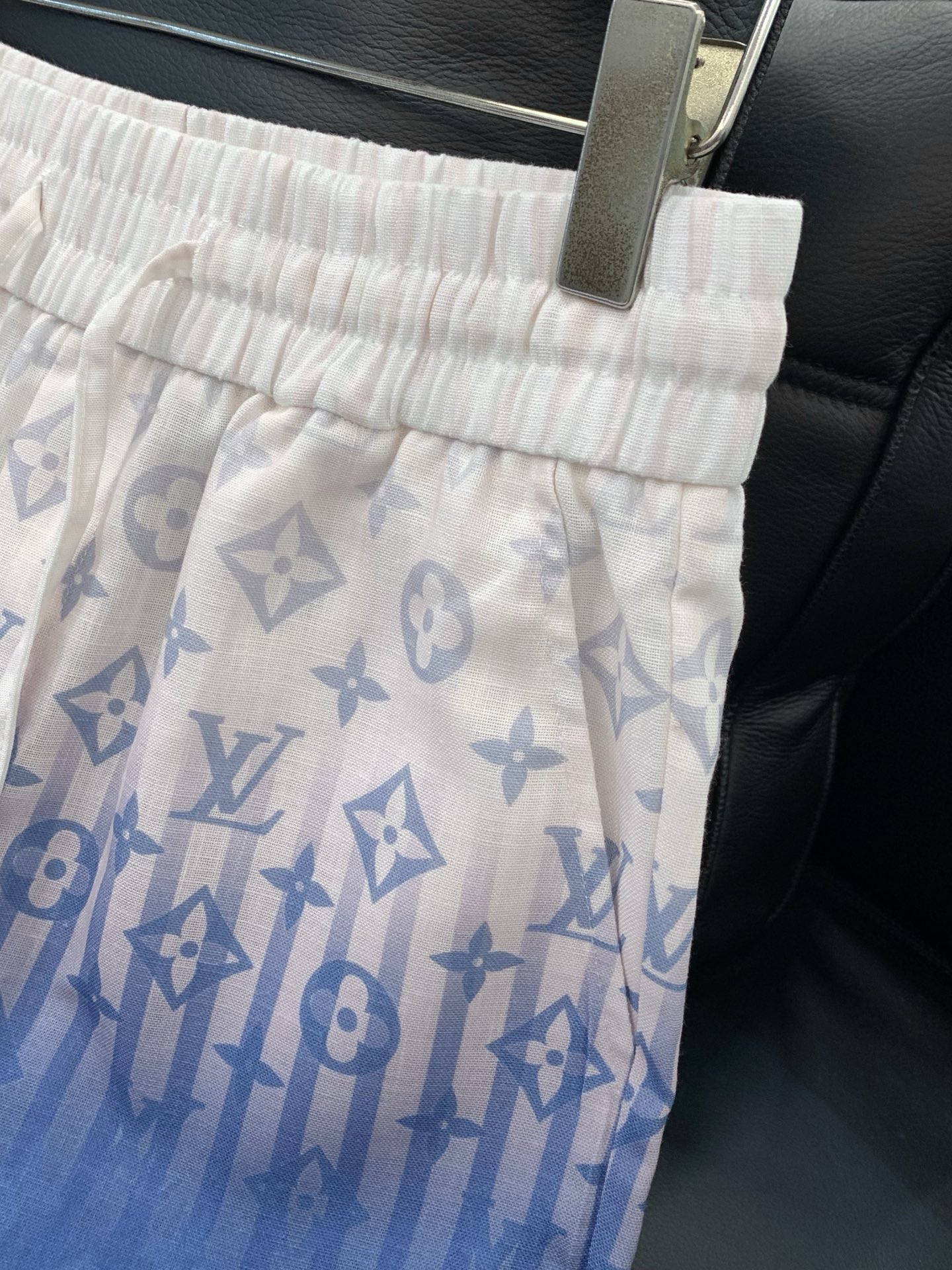 一套，LouisVuitton 路易威登，2026夏季最新款，专柜同步有售，原单狠货，时尚休闲短袖套装，