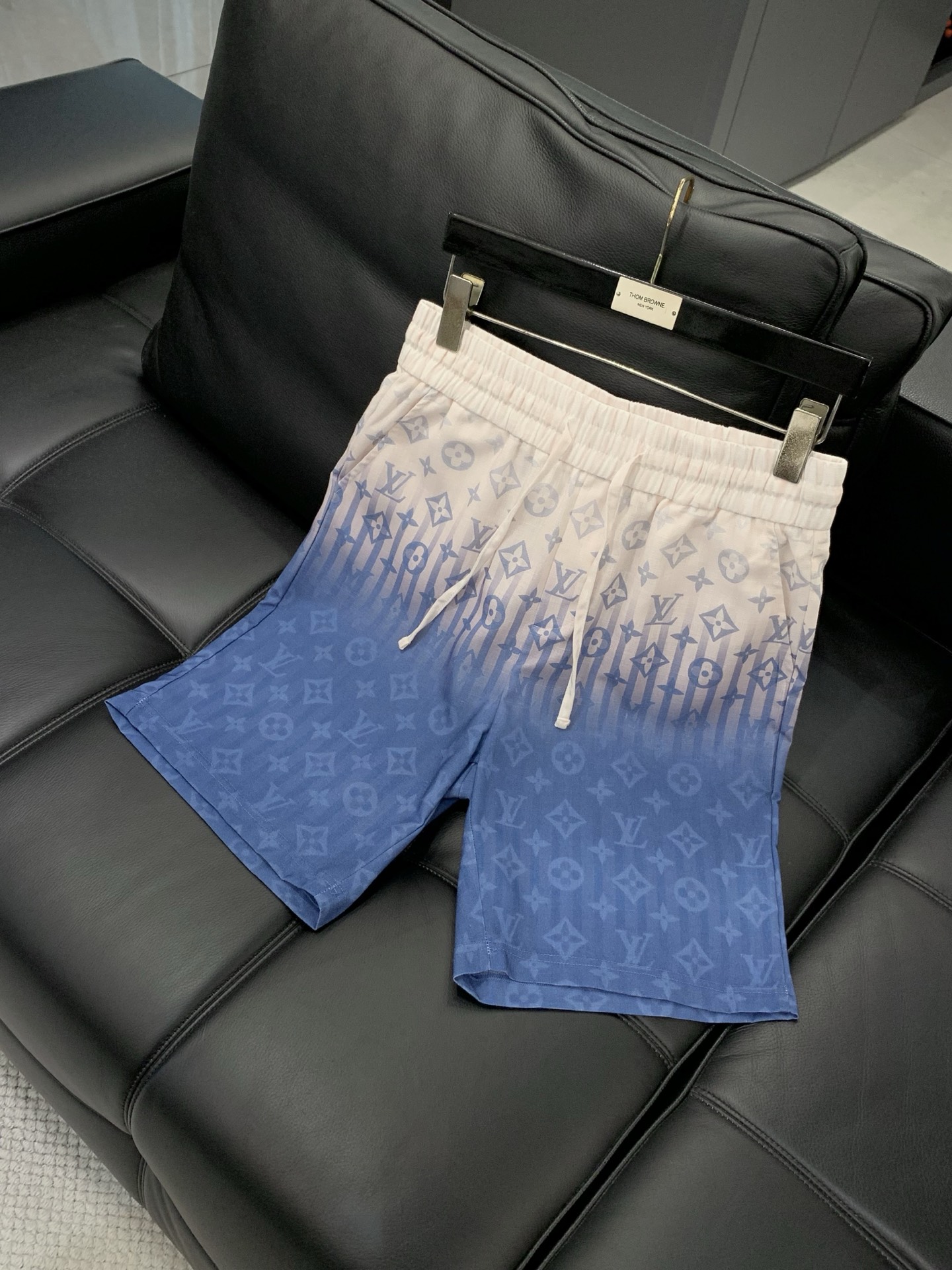 一套，LouisVuitton 路易威登，2026夏季最新款，专柜同步有售，原单狠货，时尚休闲短袖套装，