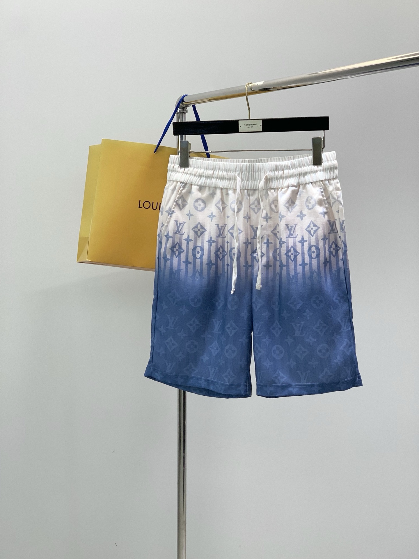 一套，LouisVuitton 路易威登，2026夏季最新款，专柜同步有售，原单狠货，时尚休闲短袖套装，
