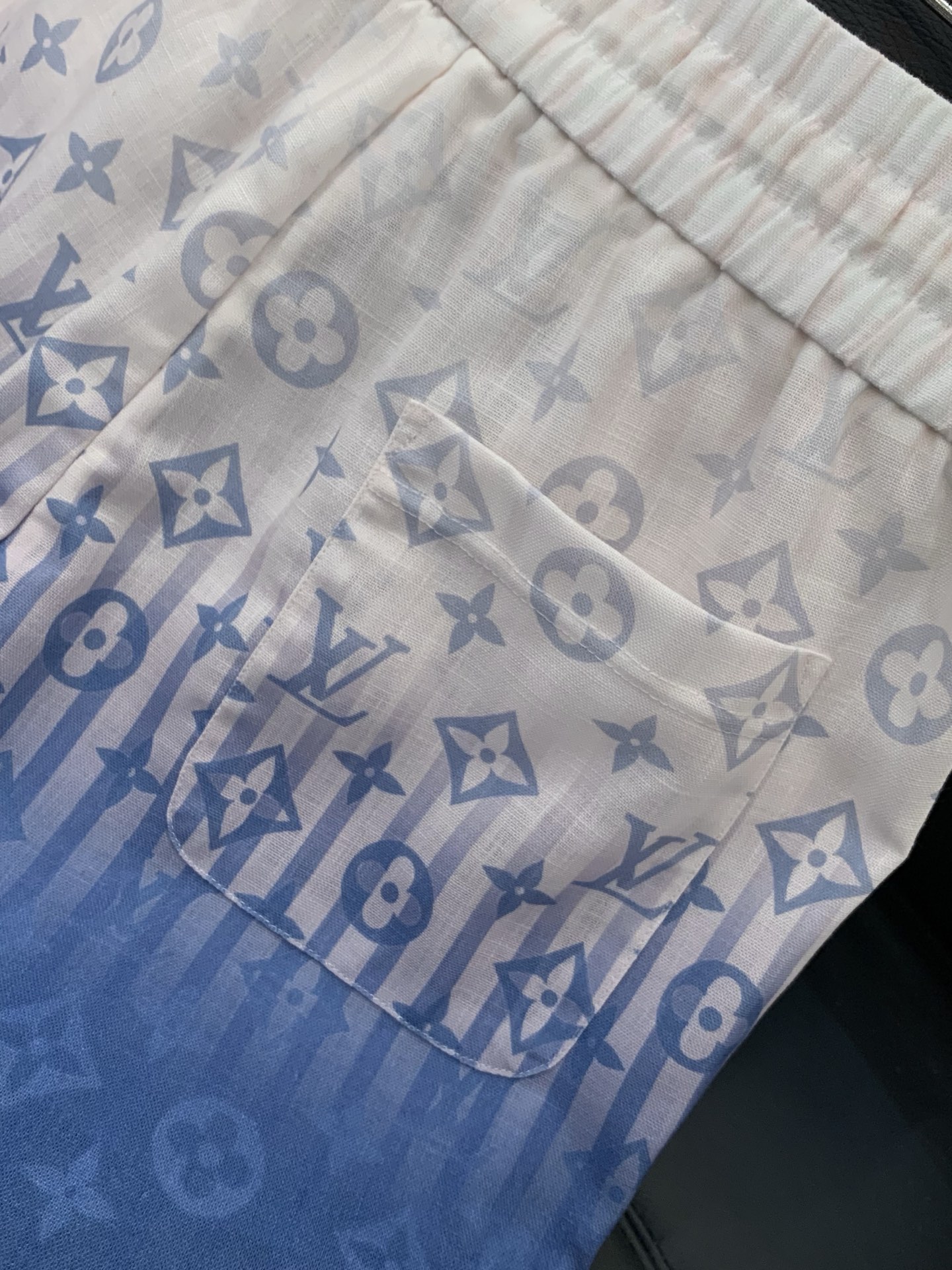 一套，LouisVuitton 路易威登，2026夏季最新款，专柜同步有售，原单狠货，时尚休闲短袖套装，