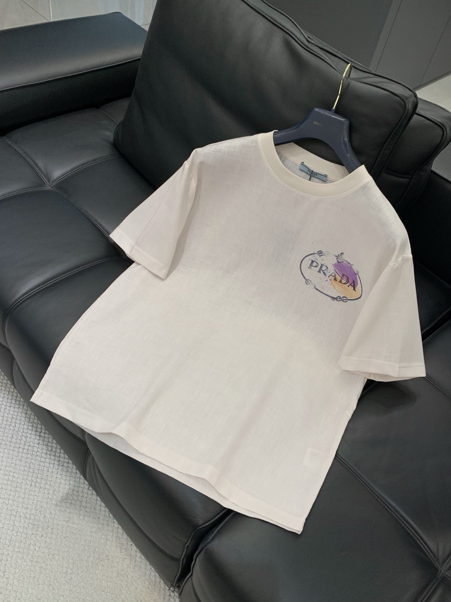 一套，PRADA 普拉达，2026夏季最新品，专柜同步有售，时尚休闲套装，进口原版面料，做工极为复杂，唯